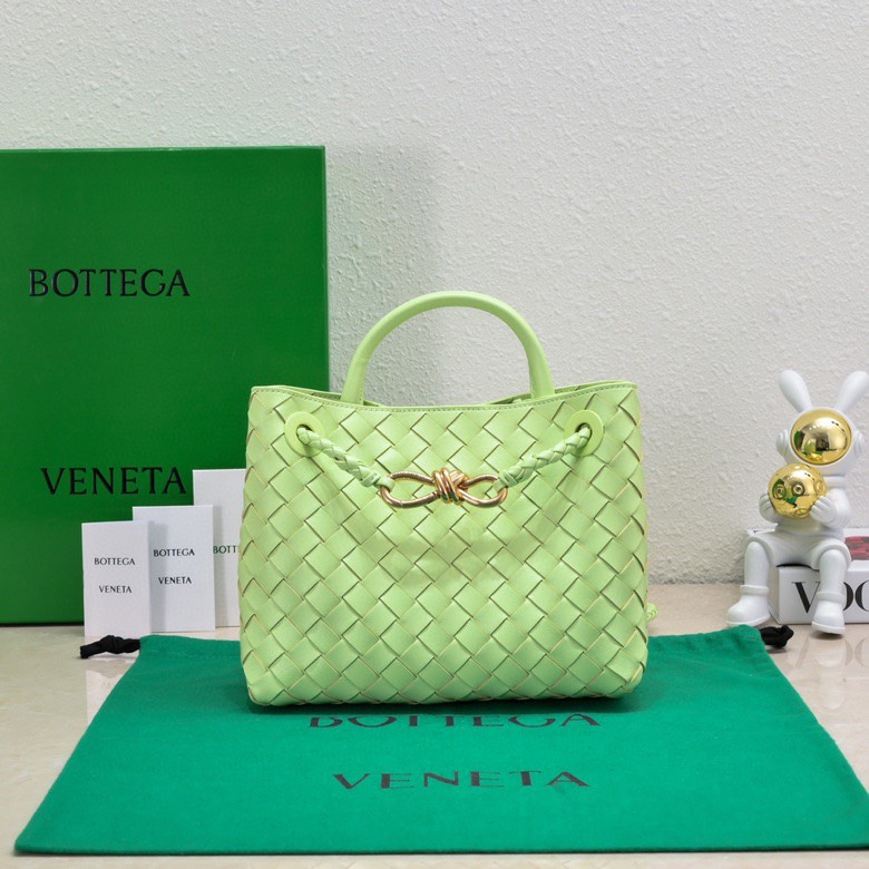 B家2023春夏新款延續了品牌的編織紋風格有細節上的金屬繩結開關扣种這次還將肩帶估做成管條編織呈現出不同