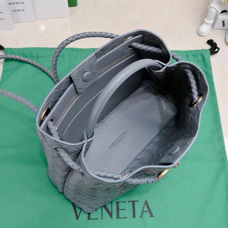 B家2023春夏新款延續了品牌的編織紋風格有細節上的金屬繩結開關扣种這次還將肩帶估做成管條編織呈現出不同