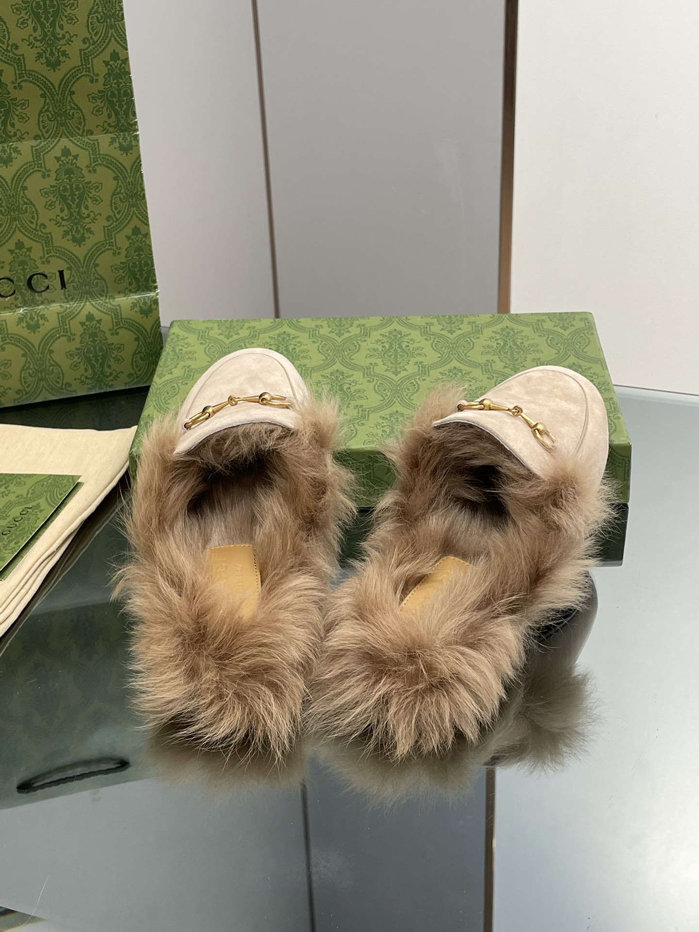 Gucci Princetown Leather Slipper with Horsebit - Luxurious Comfort 4 i1694404534 5089 2