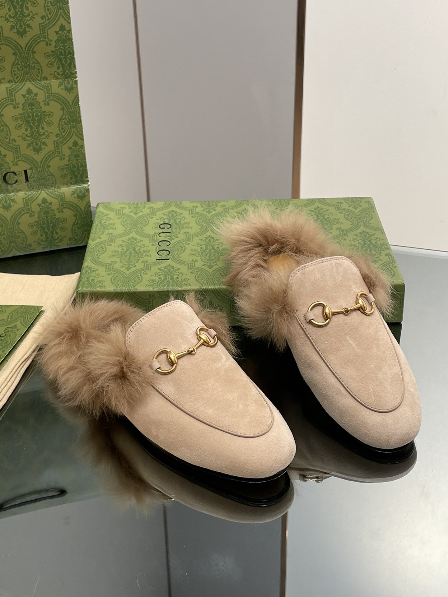 Gucci Princetown Leather Slipper with Horsebit - Luxurious Comfort 3 i1694404534 9848 1