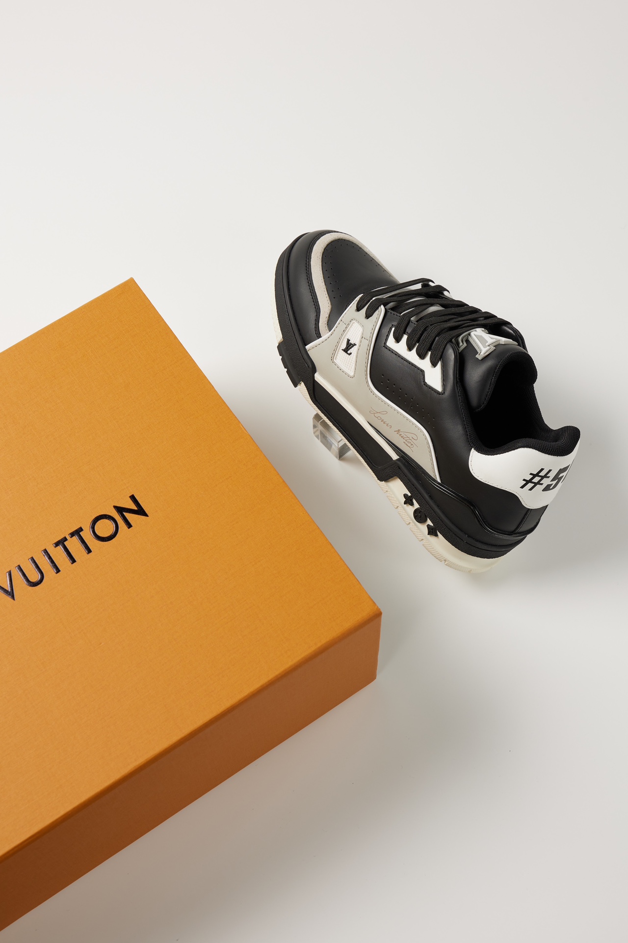 NO:271061,LVTRAINER sports shoes 1. The fabric is made of environmentally friendly leather (this leather is also called vegetable tanned leather). Because the various test indicators of environmentally friendly leather have reached the standards of the International Health Organization, they are in line with humans, do not pollute the environment, and do not harm the skin of the human body and healthy leather. 2. The inner part uses resilience and wear-resistant mesh cloth, which is different from the low-end version on the market. It can be breathable in summer and keep warm in winter. 3. The auxiliary materials are clamped with high elastic foam, so the shoes are very comfortable to wear. Even if you can't see it, you will know that it has weight. Because the low-end version saves money, you don't need to add these. 4. Each accessories of the film is removed by the original factory and scanned to open the mold. The fullness and three-dimensionality completely emerges one by one. 5. Normal leather shoe size 35-44,,louis vuitton,sneakers19860909LVTRAINER运动鞋 1,面料采用环保皮,(这种真皮也叫植鞣革).因为环保皮的各项测试指标都已经达到国际卫生组织的标准,是符合人类的,不污染环境,不伤害人的身体的皮肤和健康的真皮皮革 2,内里使用回弹力、耐磨损网眼布,区别市面低端版本,夏天能透气,冬能保暖 3,辅料夹成使用高弹发泡,所以鞋子穿起来及其舒服,即使看不到,手上拿着就知道,有分量,因为低端版本省钱不需要添加这些 4,胶片每一个配件都是用原厂拆除扫描开模,饱满度立体感完全一比一浮现 5,正常皮鞋码35-44,,louis vuitton,sneakers,Men's shoes