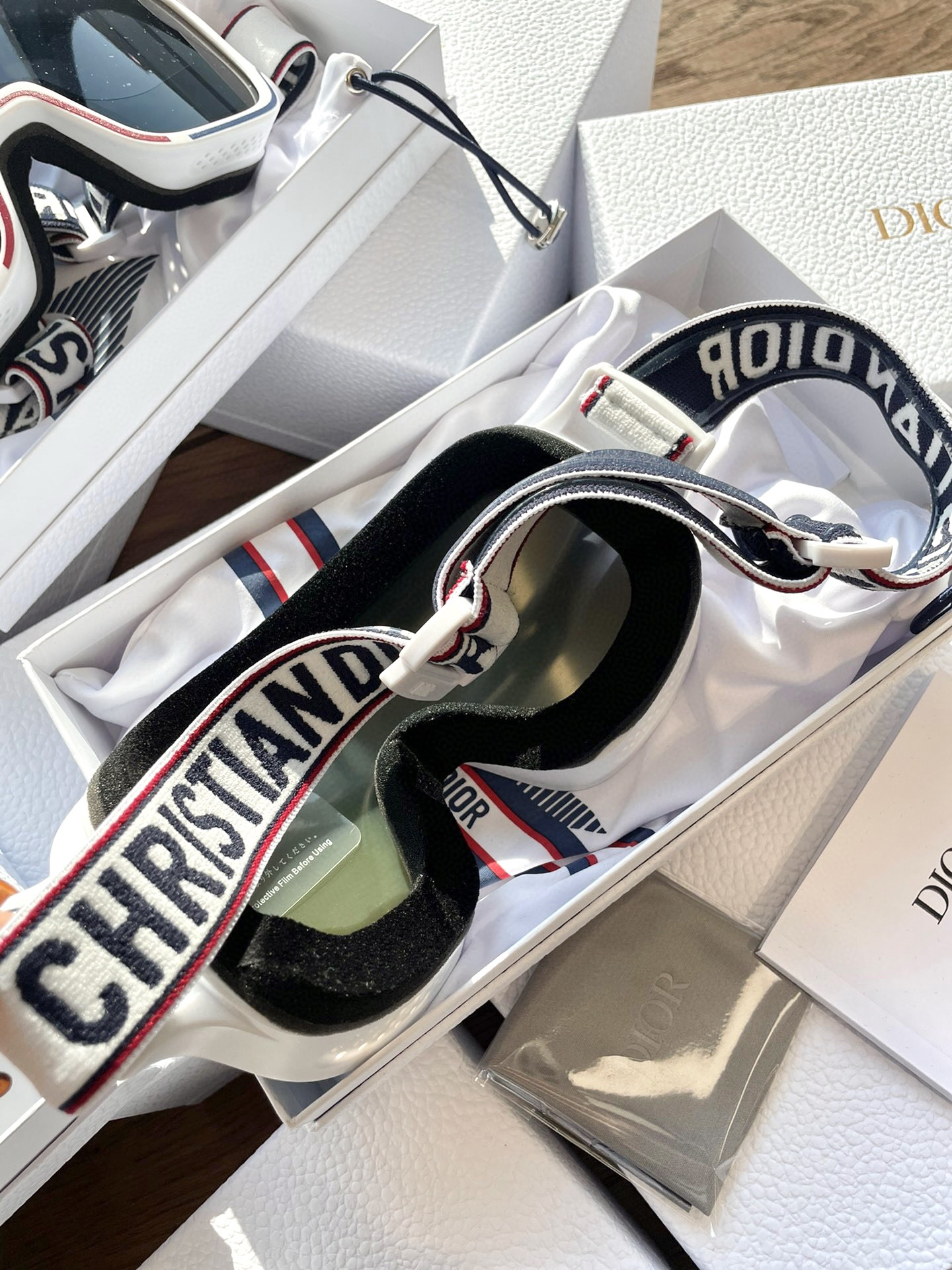 Adjustable elastic suspenders featuring the 'DIOR' signature, engineered - Comprehensive