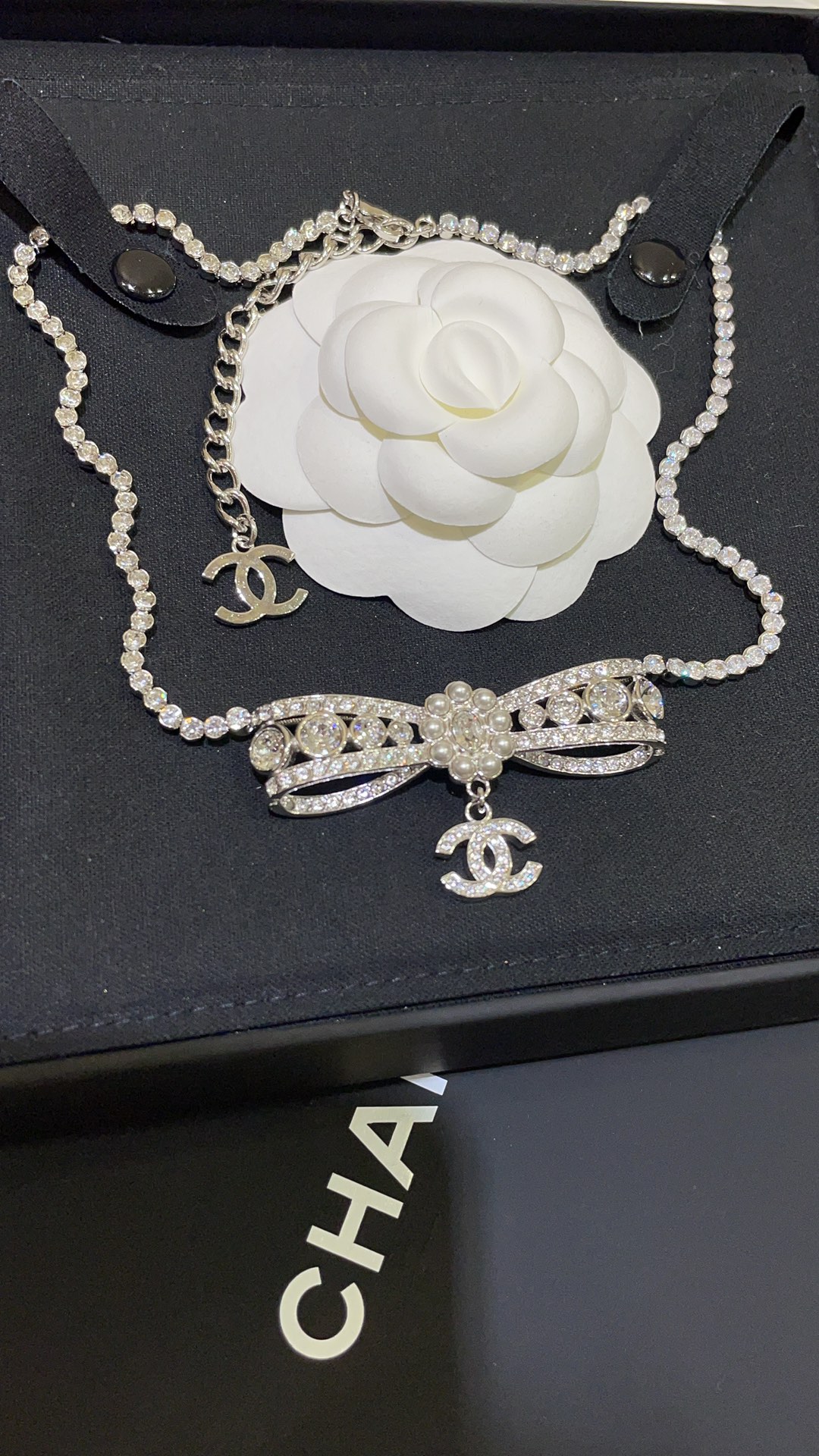NO:101570,23A new silver full diamond double C bow row diamond necklace. The rhinestone chain is glittering on the collarbone. It is so beautiful. It is super eye-catching with pearl flowers. It has a high-end atmosphere. It makes you profit and you can buy it. Chanel necklace, chanel, necklace1986090923A新款银色满钻双C蝴蝶结排钻项链 水钻链条在锁骨上闪闪发光太美了 搭配珍珠小花朵银色蝴蝶结超级吸睛 自带高级氛围感 买到赚到入股不亏,香奈儿项链,chanel,necklace,Jewelry