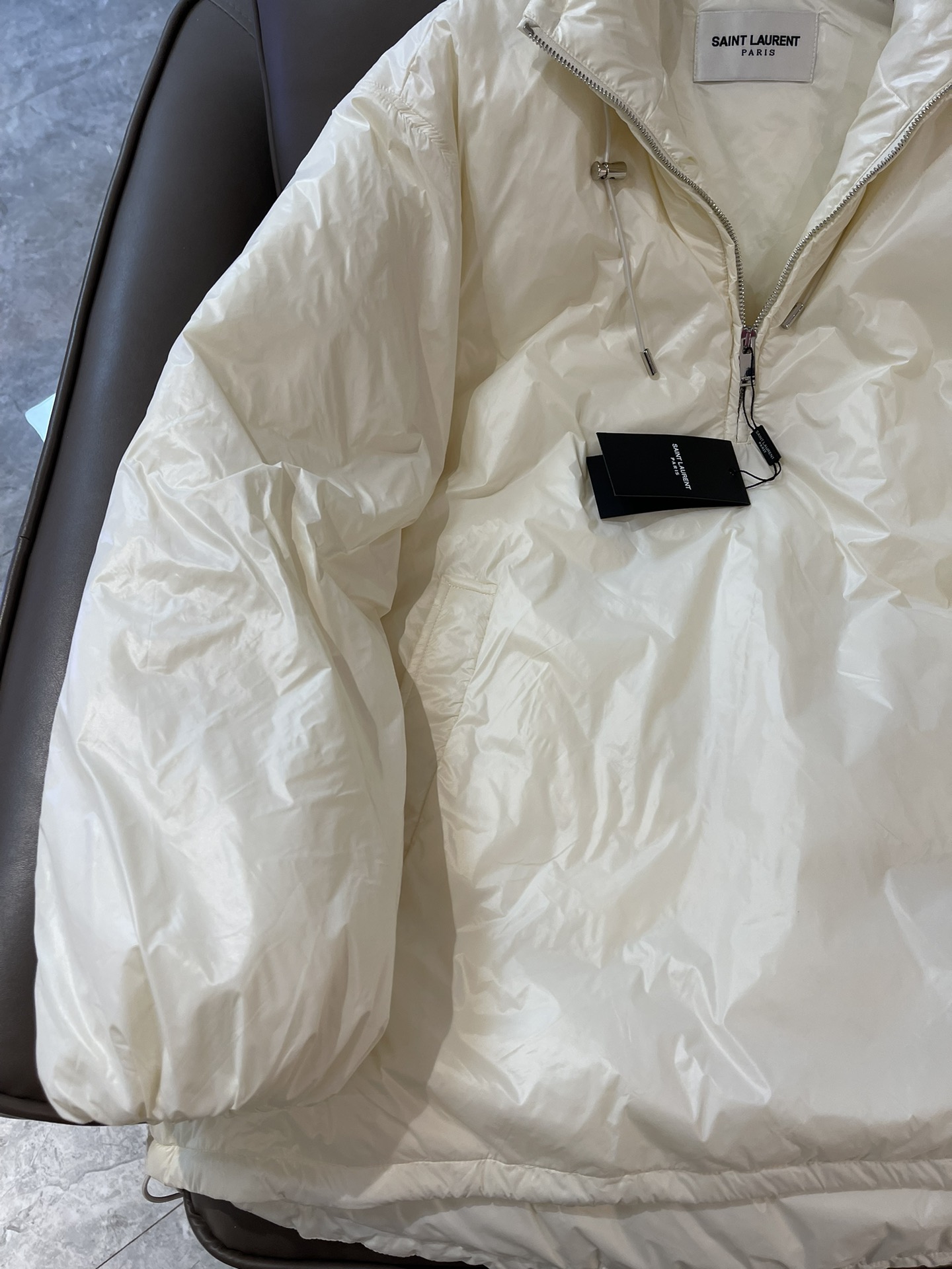 T9974#羽绒服特价‼️
YSL 最新款 90% 白鸭绒 斗篷式大logo刺绣 羽绒服 白色 SML