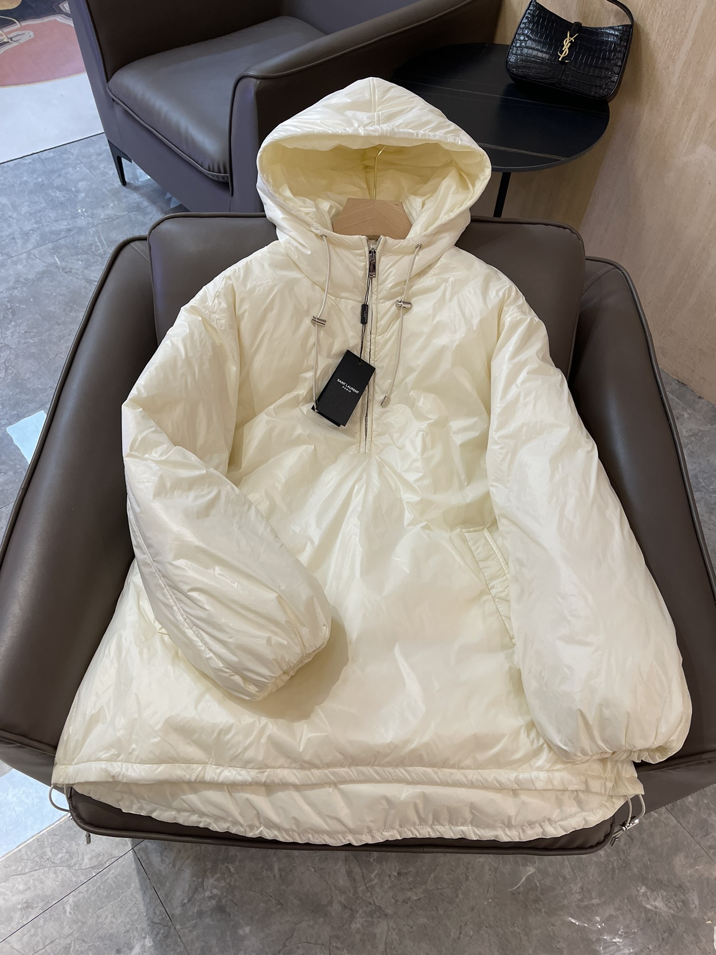 T9974#羽绒服特价‼️
YSL 最新款 90% 白鸭绒 斗篷式大logo刺绣 羽绒服 白色 SML