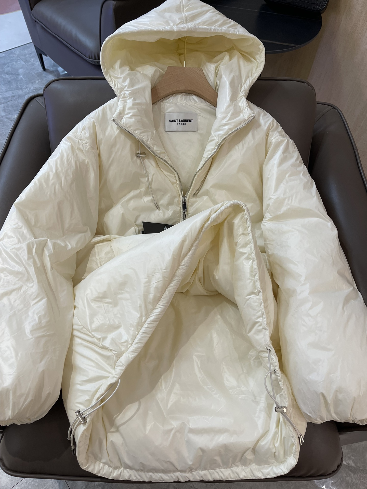 T9974#羽绒服特价‼️
YSL 最新款 90% 白鸭绒 斗篷式大logo刺绣 羽绒服 白色 SML