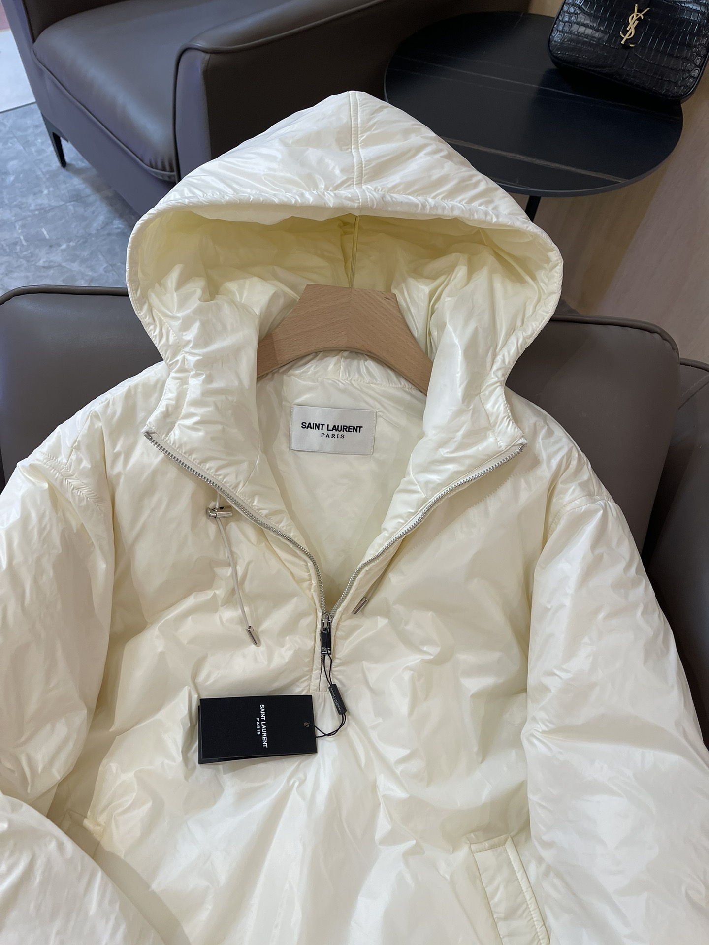 T9974#羽绒服特价‼️
YSL 最新款 90% 白鸭绒 斗篷式大logo刺绣 羽绒服 白色 SML