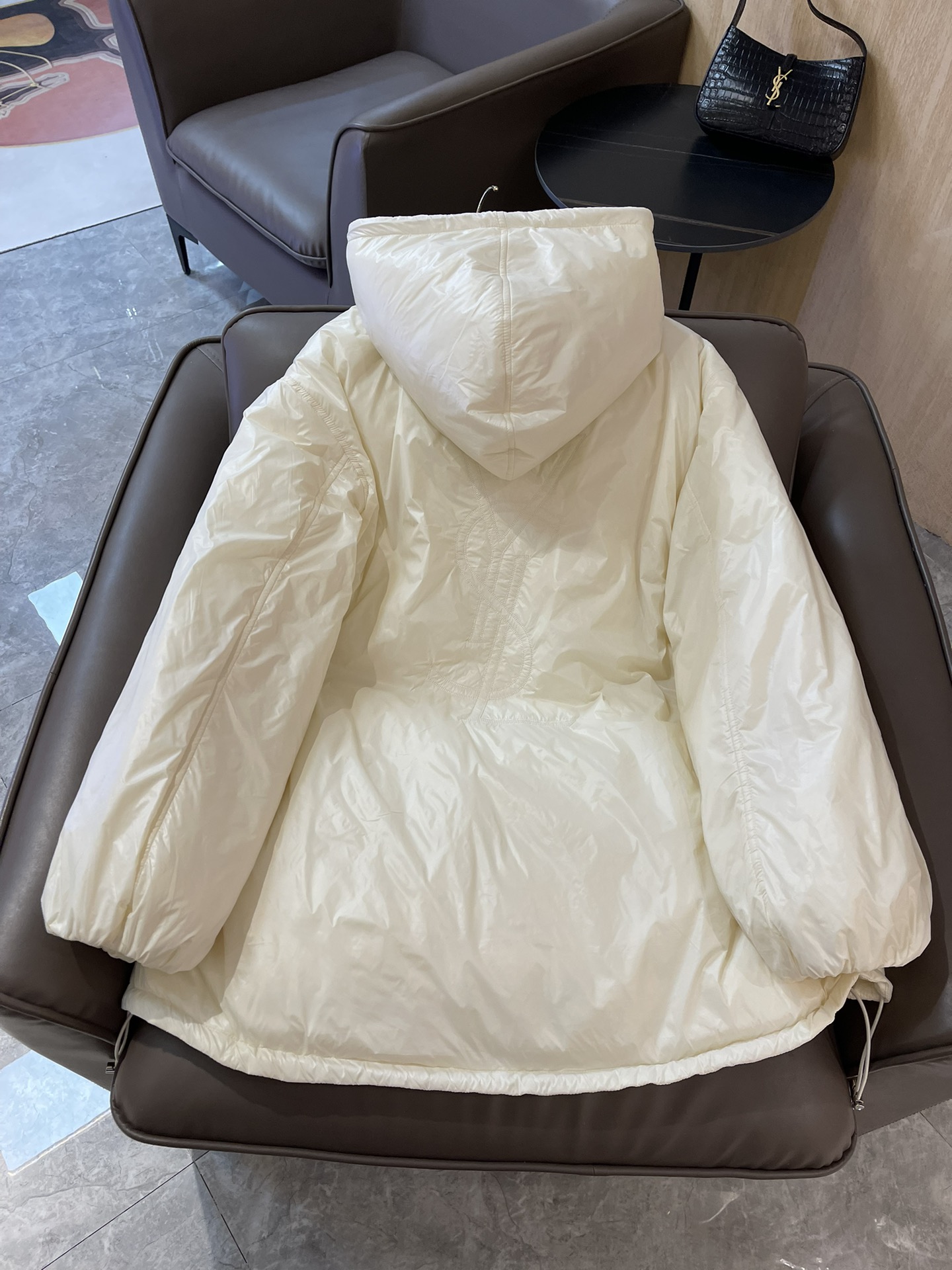 T9974#羽绒服特价‼️
YSL 最新款 90% 白鸭绒 斗篷式大logo刺绣 羽绒服 白色 SML