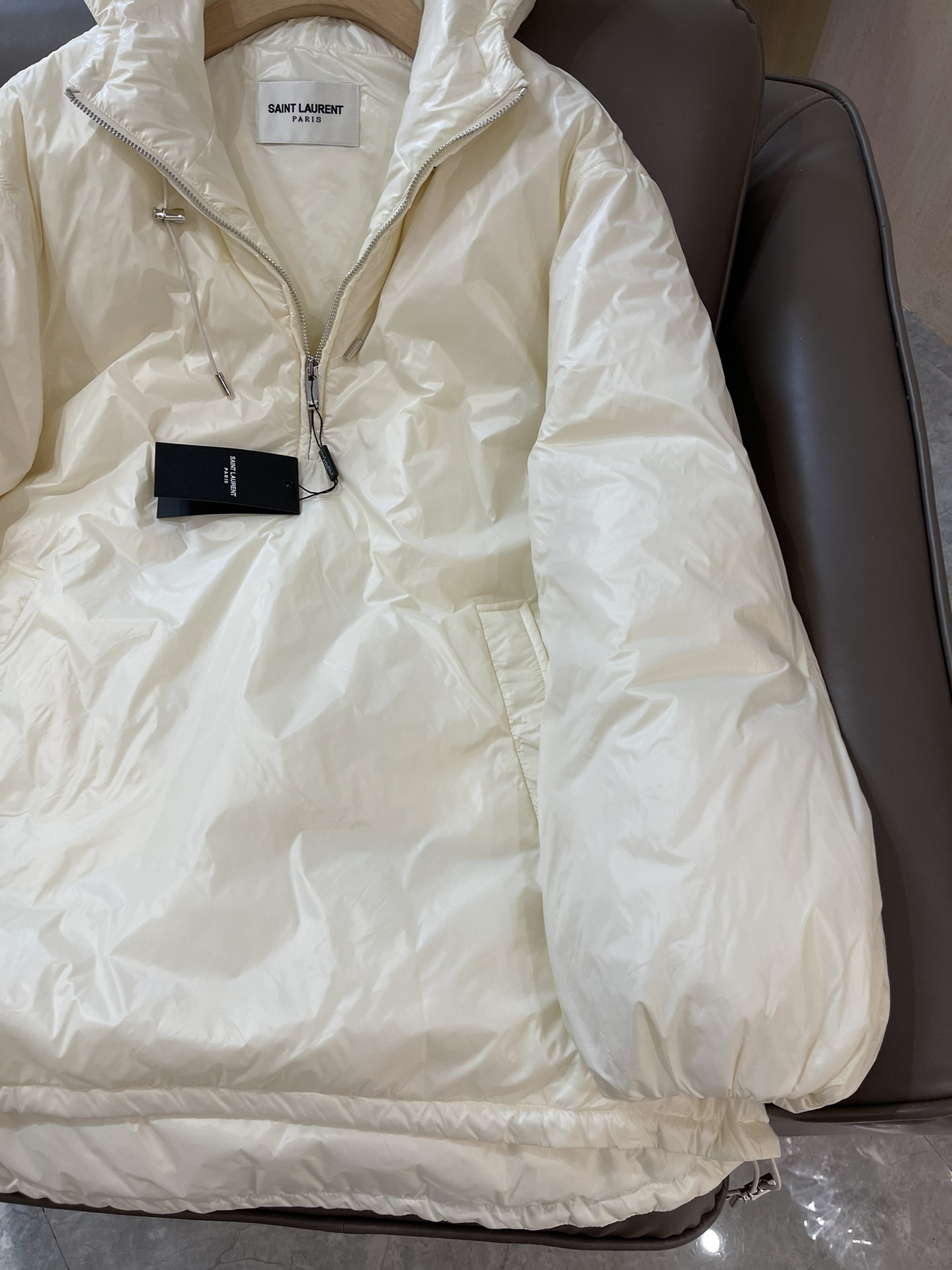 T9974#羽绒服特价‼️
YSL 最新款 90% 白鸭绒 斗篷式大logo刺绣 羽绒服 白色 SML