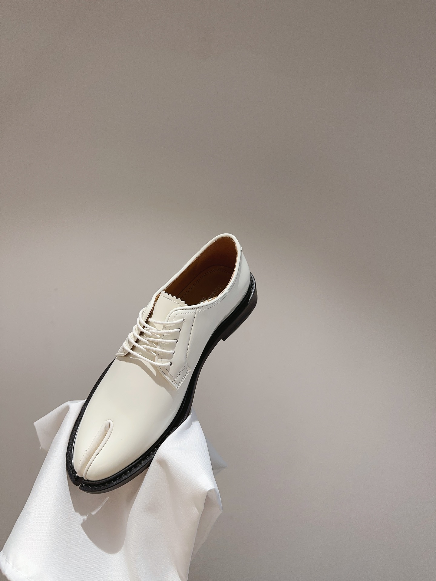 New MM6 Toes-Skin Shoes: Stylish Design with Unique Heel and Quality Materials - 图片 8