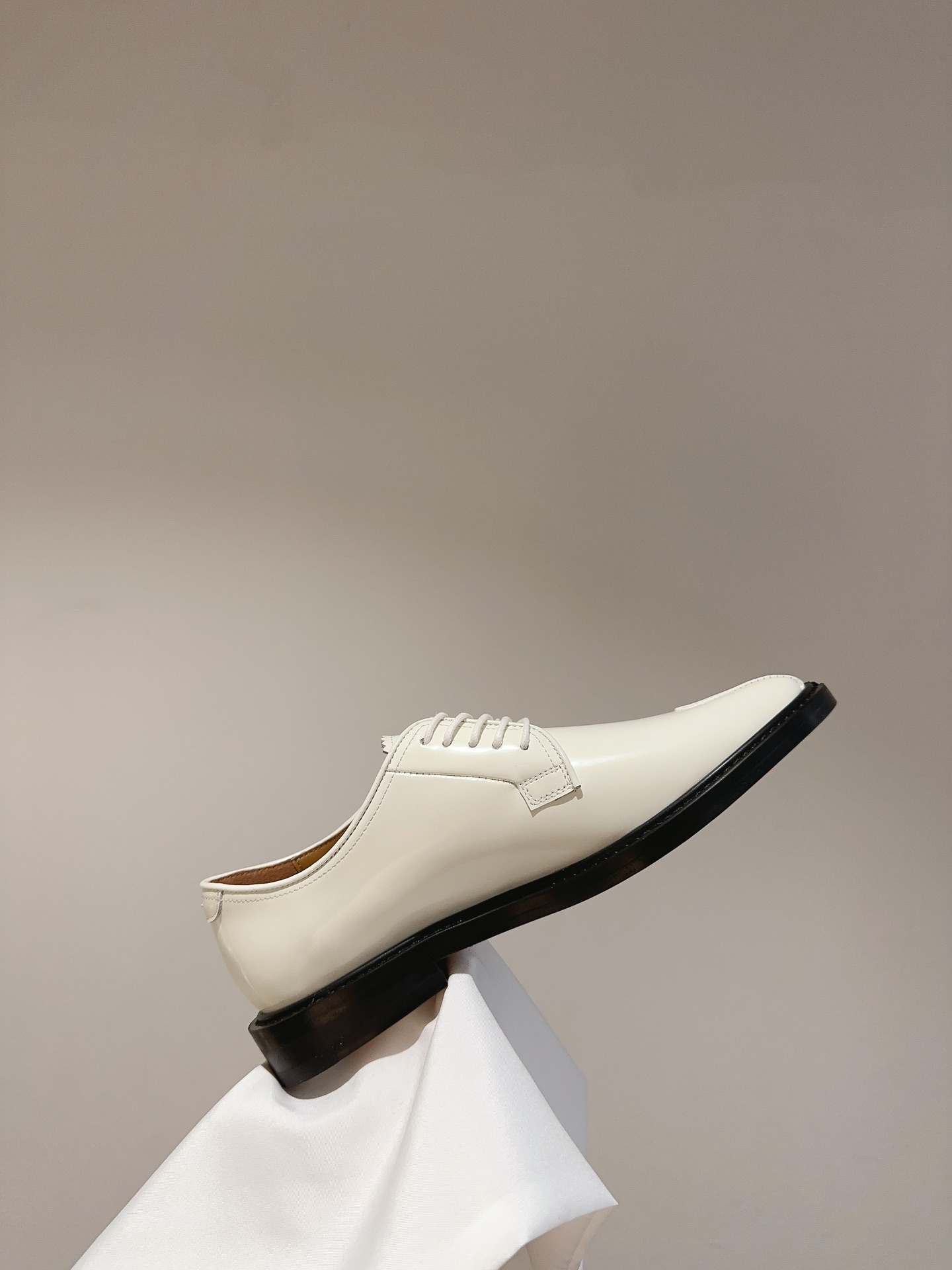 New MM6 Toes-Skin Shoes: Stylish Design with Unique Heel and Quality Materials - 图片 9