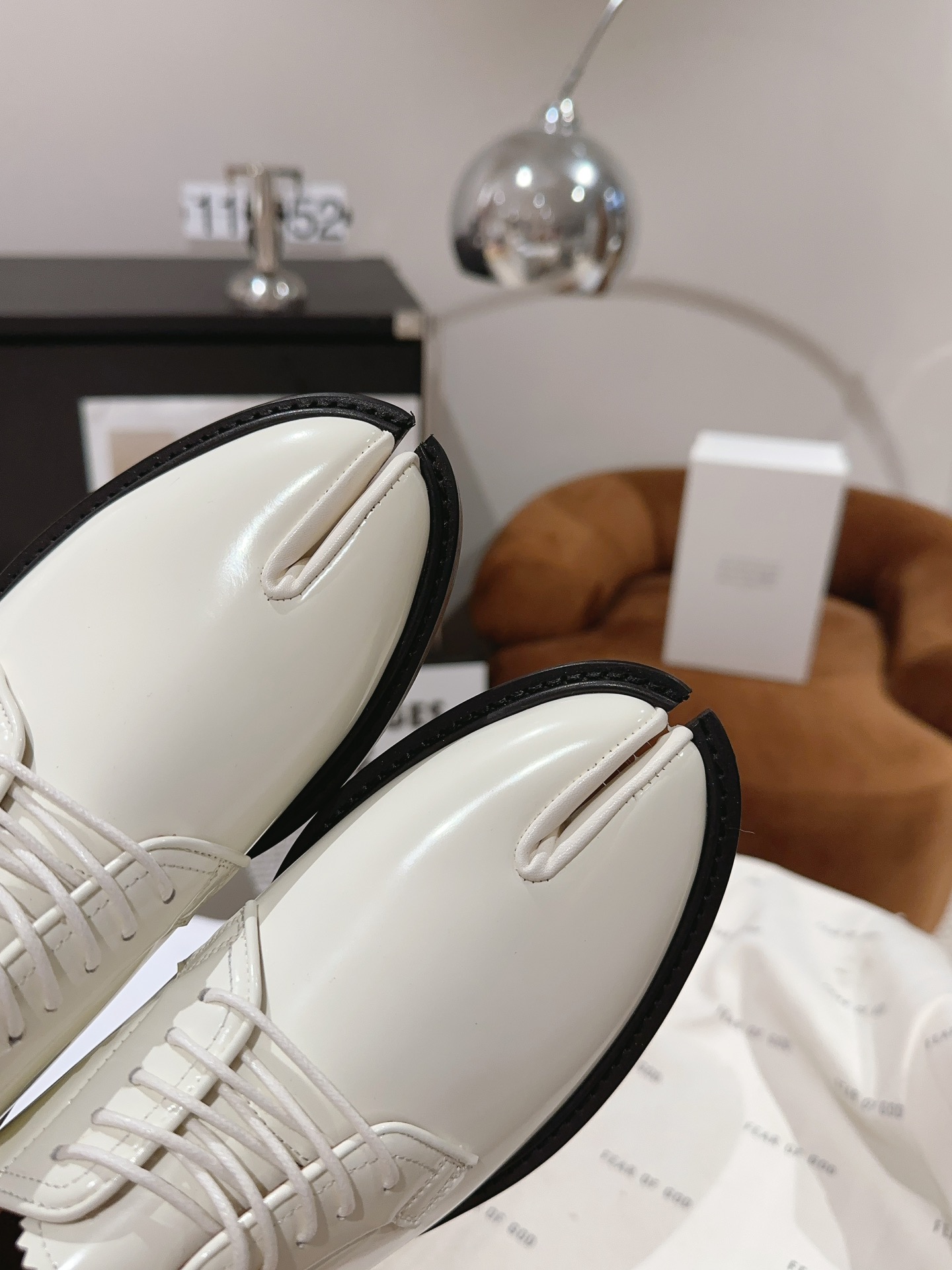 New MM6 Toes-Skin Shoes: Stylish Design with Unique Heel and Quality Materials - 图片 4