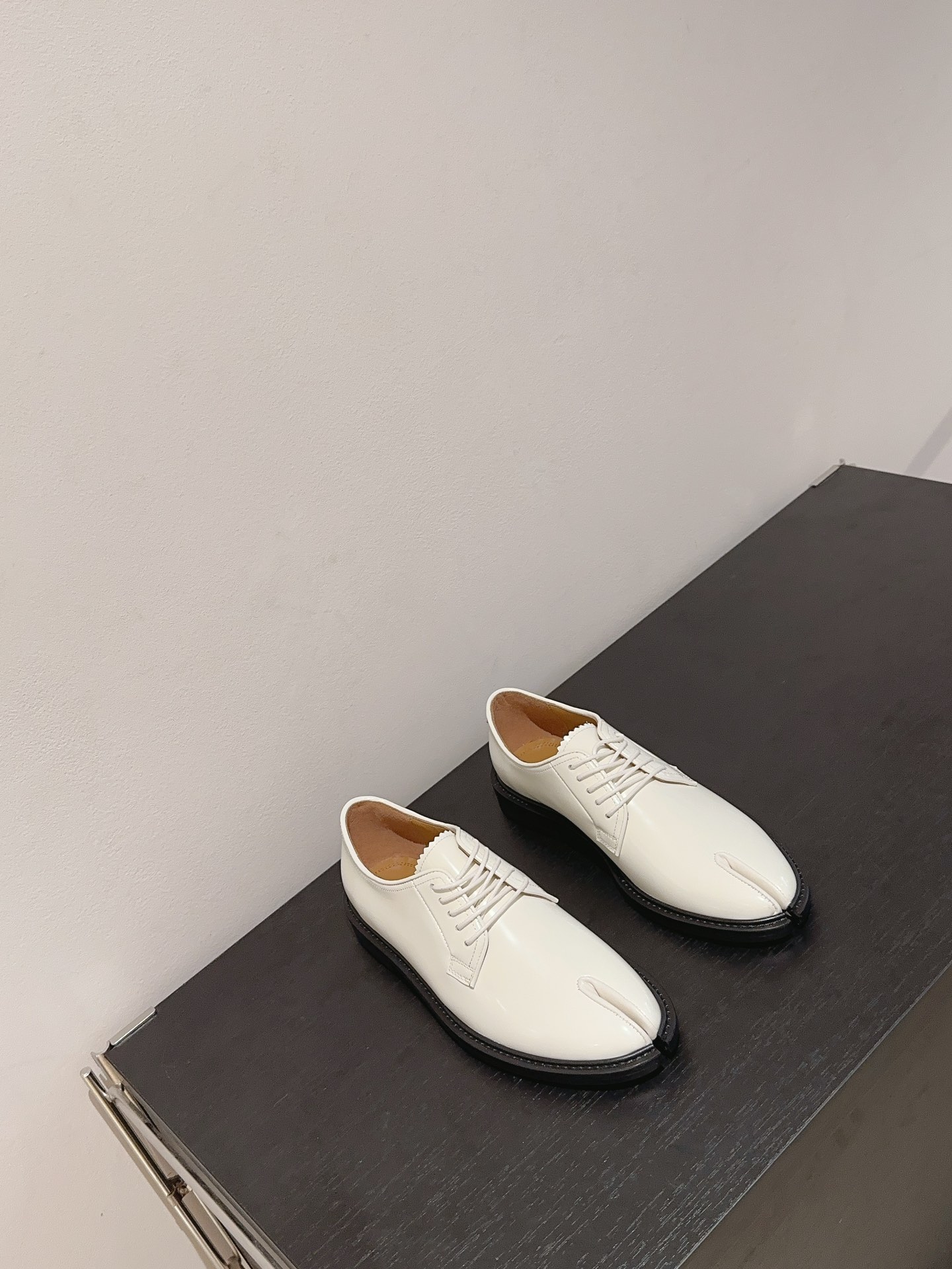 New MM6 Toes-Skin Shoes: Stylish Design with Unique Heel and Quality Materials - 图片 7