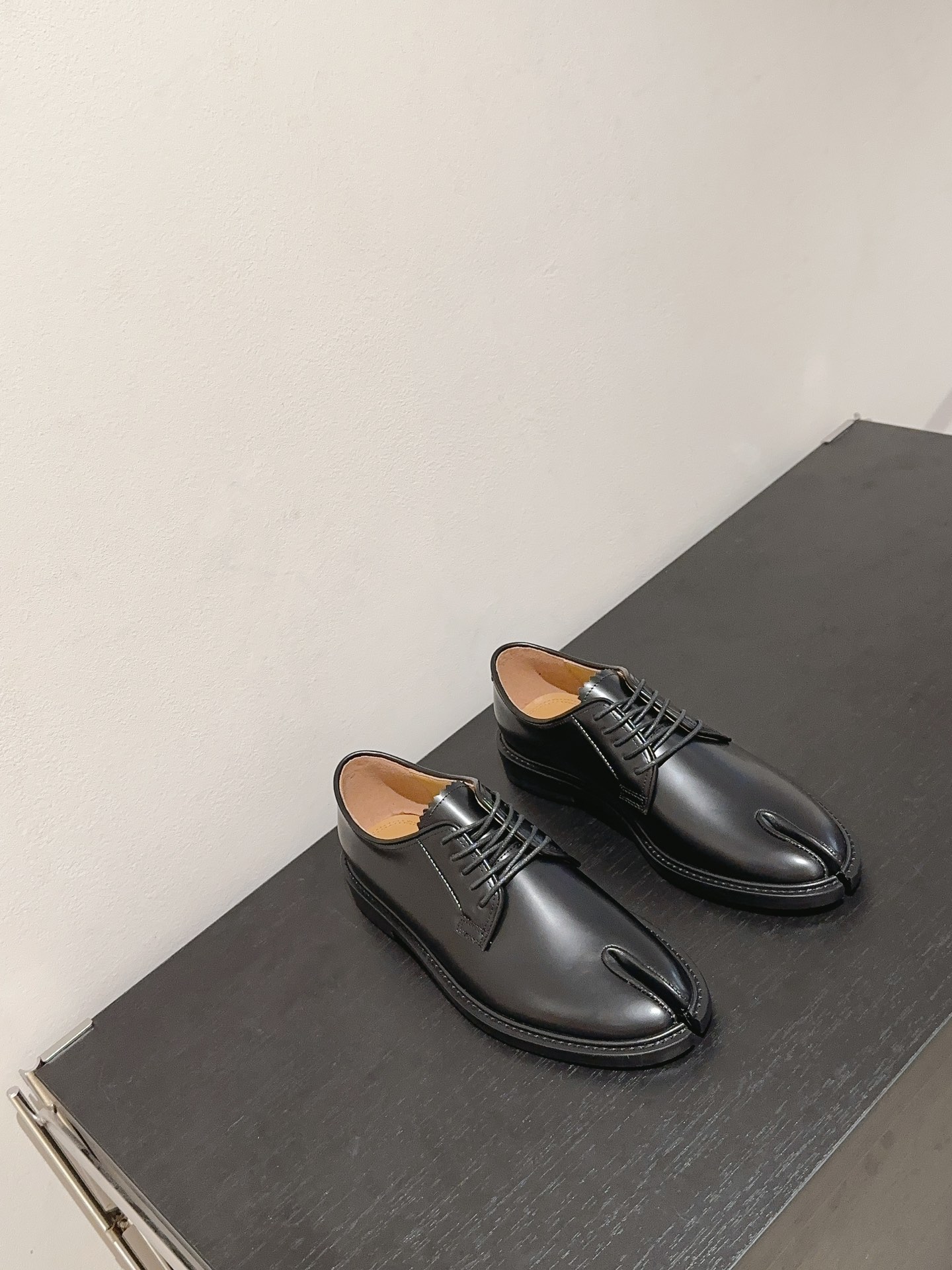 New 775 MM6 Toes-Skin Shoes: Unique Design with Italian Leather