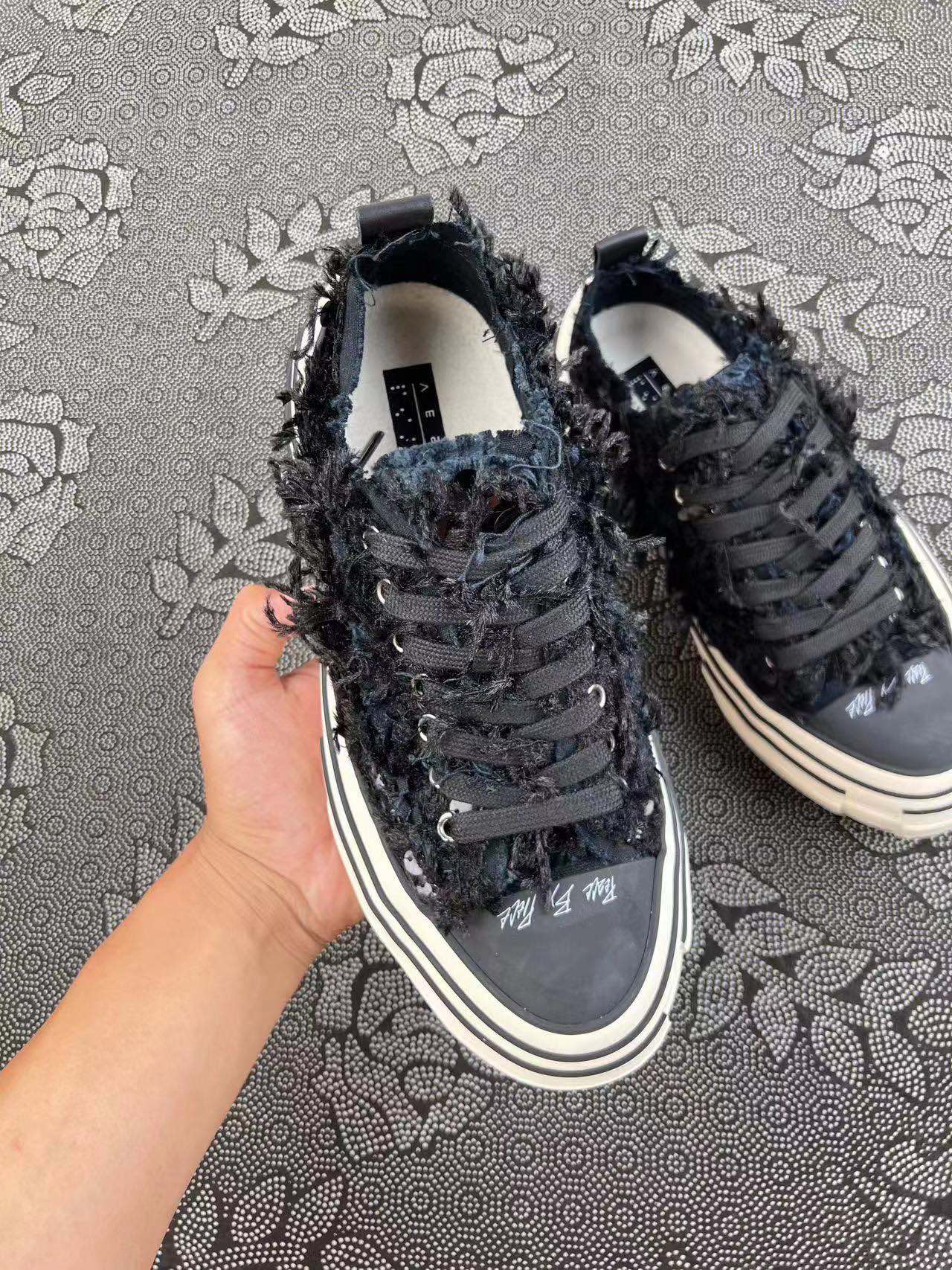 1099 ?顺丰包邮 1V 新款配色 钻石纯白配色 ? size：36-45（35/46 码数可定制） 佛山现货 佛山原厂直发 国内唯一渠道原厂货 任何市场（正品 海外代购 天猫淘宝 ）都离不开的货！ 细节全部拍出 自行对比其他任何货 ！少量流出在市场 纯福利价格 珍惜！！！ 支持得物App/识货App鉴定 支持90天无理由售后