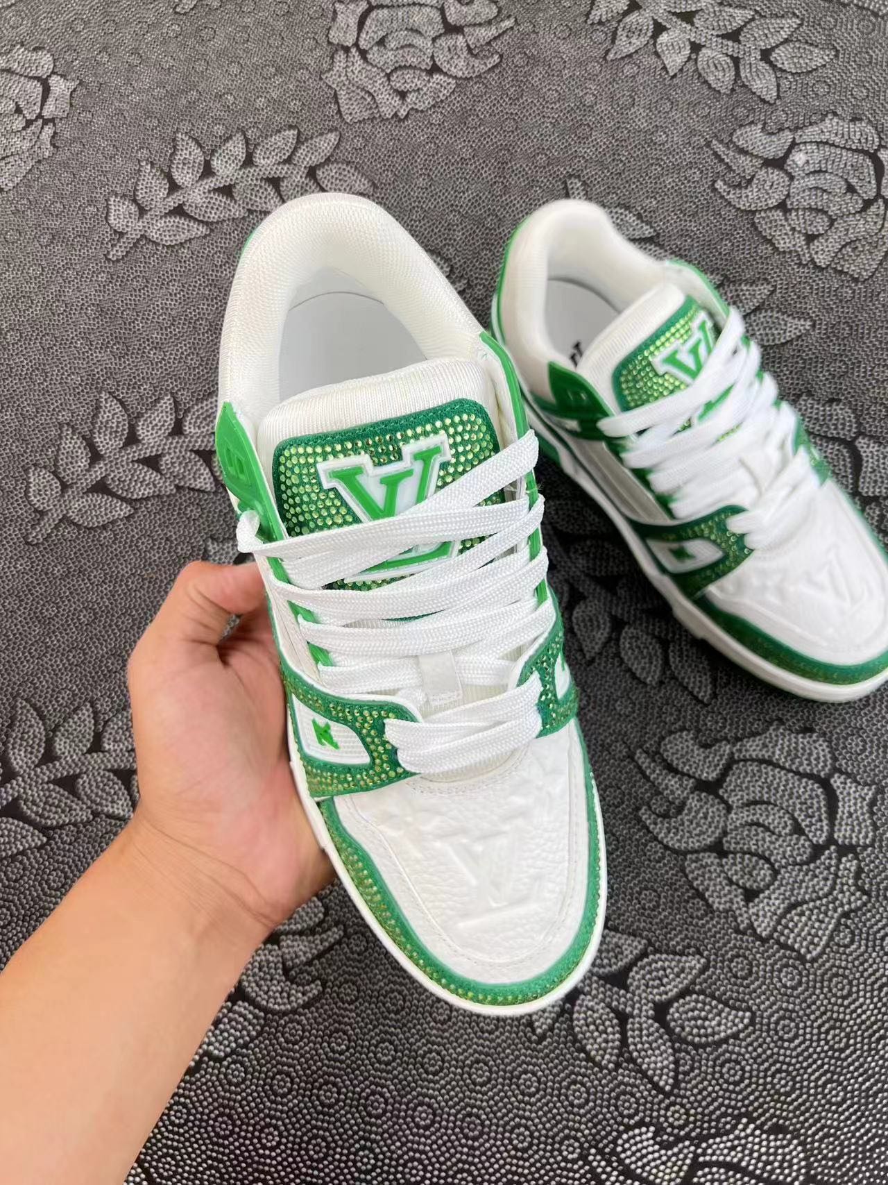 1099 ?顺丰包邮 1V 新款配色 钻石纯白配色 ? size：36-45（35/46 码数可定制） 佛山现货 佛山原厂直发 国内唯一渠道原厂货 任何市场（正品 海外代购 天猫淘宝 ）都离不开的货！ 细节全部拍出 自行对比其他任何货 ！少量流出在市场 纯福利价格 珍惜！！！ 支持得物App/识货App鉴定 支持90天无理由售后