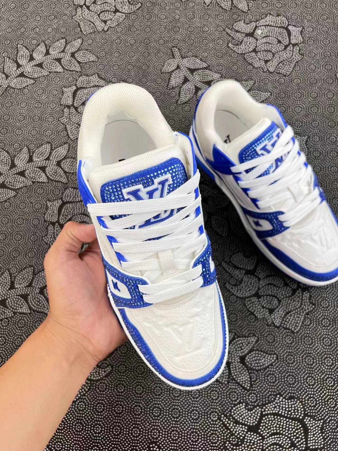 1099 ?顺丰包邮 1V 新款配色 钻石纯白配色 ? size：36-45（35/46 码数可定制） 佛山现货 佛山原厂直发 国内唯一渠道原厂货 任何市场（正品 海外代购 天猫淘宝 ）都离不开的货！ 细节全部拍出 自行对比其他任何货 ！少量流出在市场 纯福利价格 珍惜！！！ 支持得物App/识货App鉴定 支持90天无理由售后