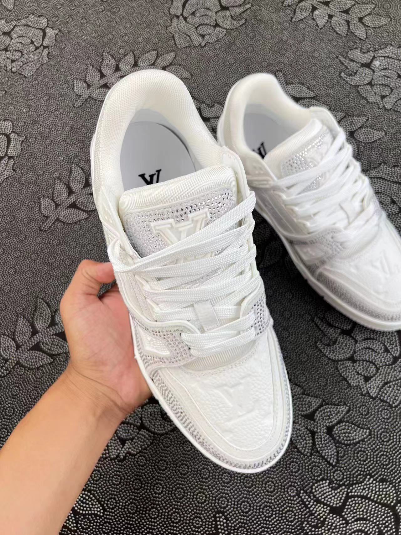 1099 ?顺丰包邮 1V 新款配色 钻石纯白配色 ? size：36-45（35/46 码数可定制） 佛山现货 佛山原厂直发 国内唯一渠道原厂货 任何市场（正品 海外代购 天猫淘宝 ）都离不开的货！ 细节全部拍出 自行对比其他任何货 ！少量流出在市场 纯福利价格 珍惜！！！ 支持得物App/识货App鉴定 支持90天无理由售后