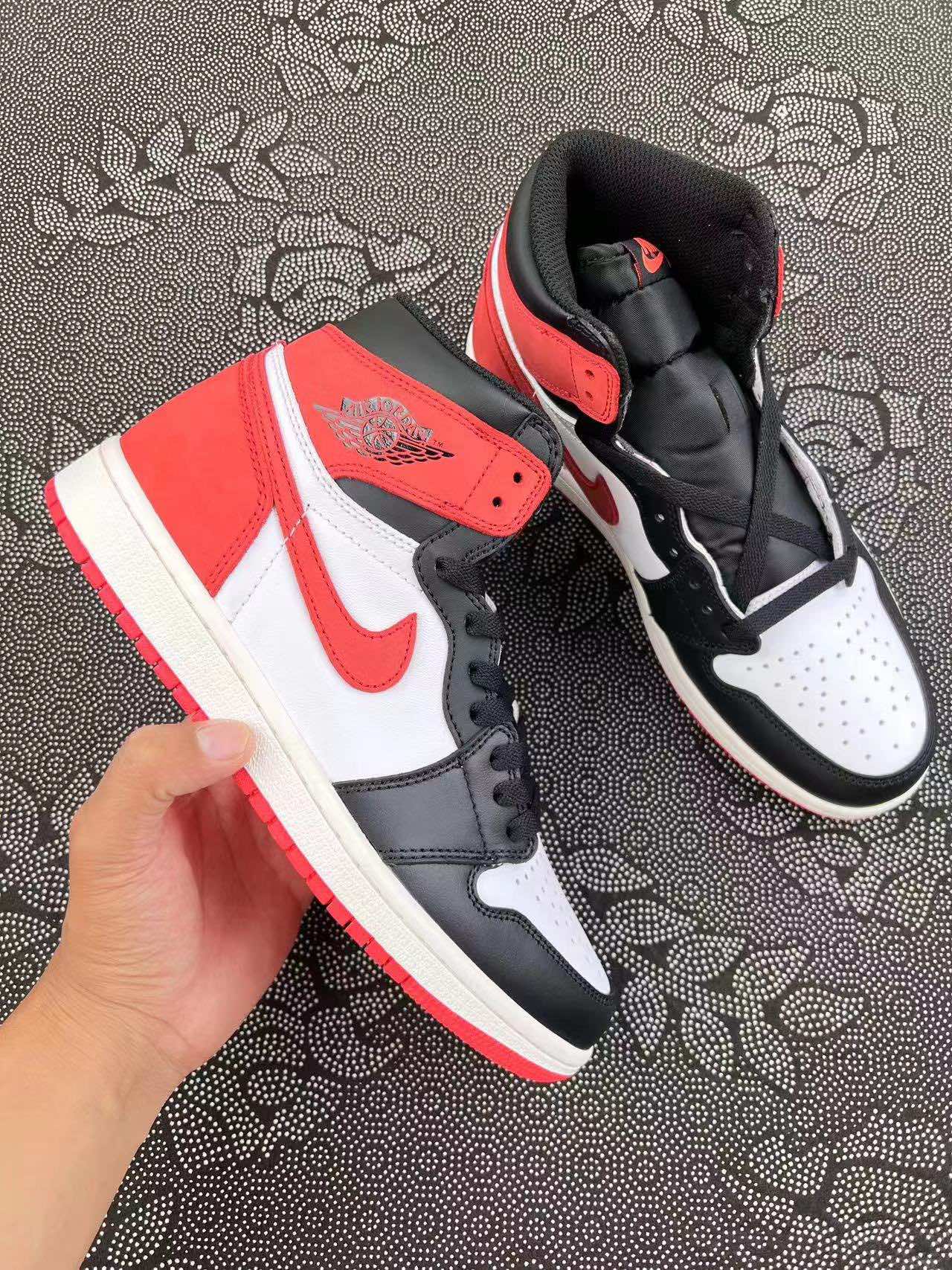 Air Jordan 1 Retro High OG 6 Rings 高帮复古篮球鞋 黑红配色?