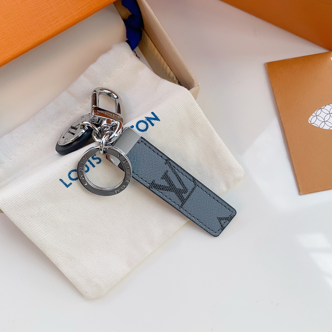 Lv钥匙扣借鉴旅行袋中的钥匙扣设计可满足各种时尚品味的实用配饰新版MonogramEcliPse搭配银色