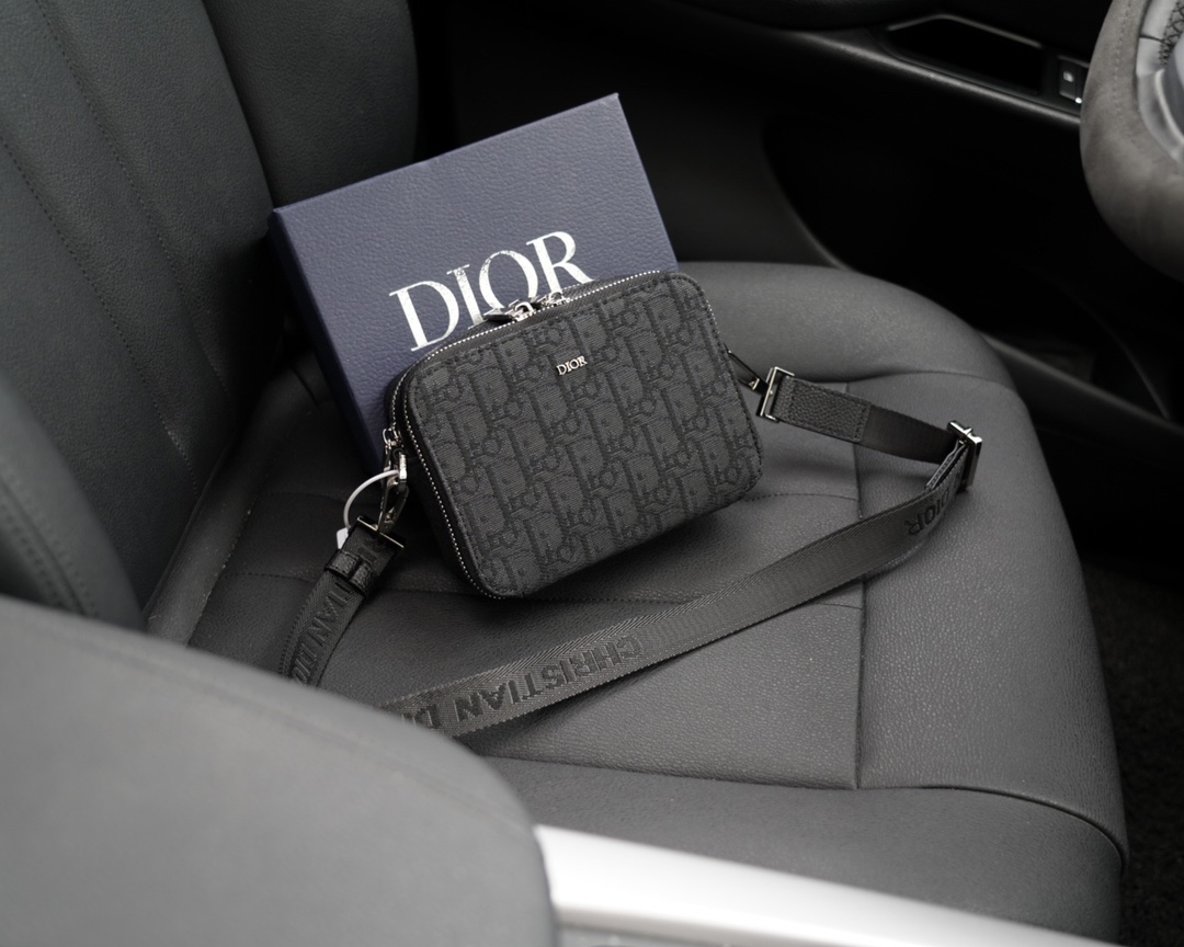 AAA
 Dior Crossbody & Shoulder Bags