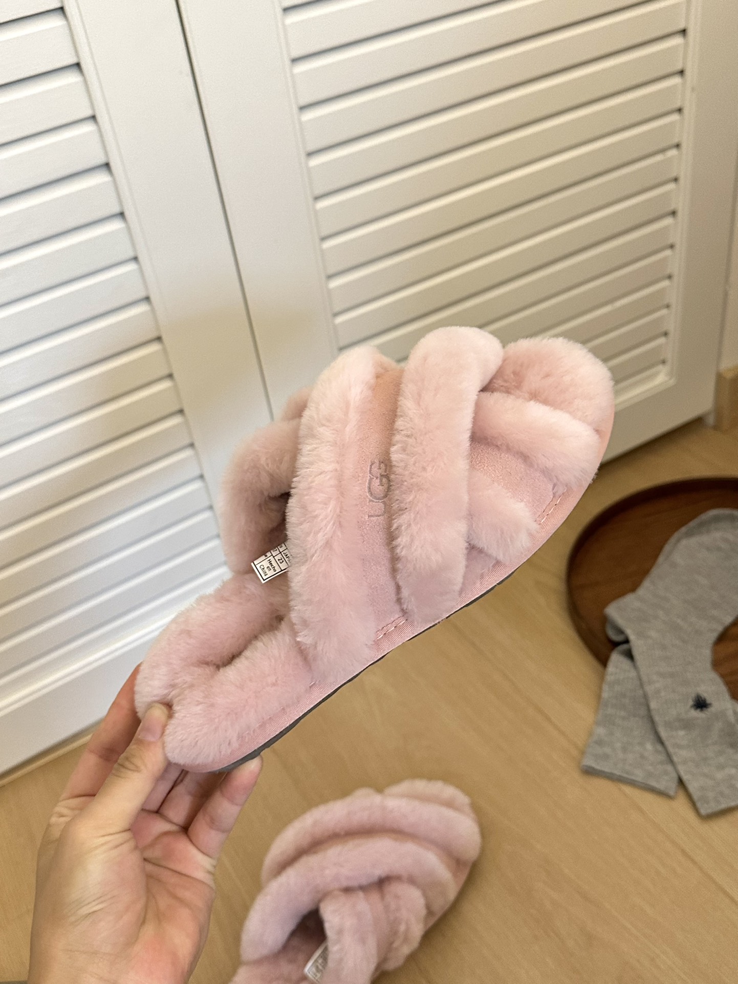 Uugg女士休闲露趾毛茸舒适居家凉拖鞋 
#交叉拖/羊毛拖
鞋面羊毛、鞋底组合EVA橡胶防滑大底
siz