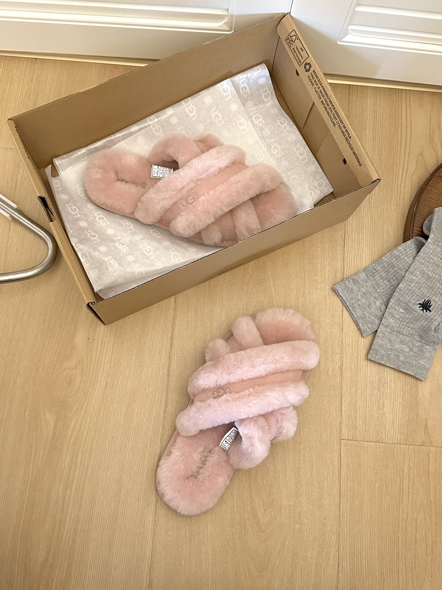 Uugg女士休闲露趾毛茸舒适居家凉拖鞋 
#交叉拖/羊毛拖
鞋面羊毛、鞋底组合EVA橡胶防滑大底
siz