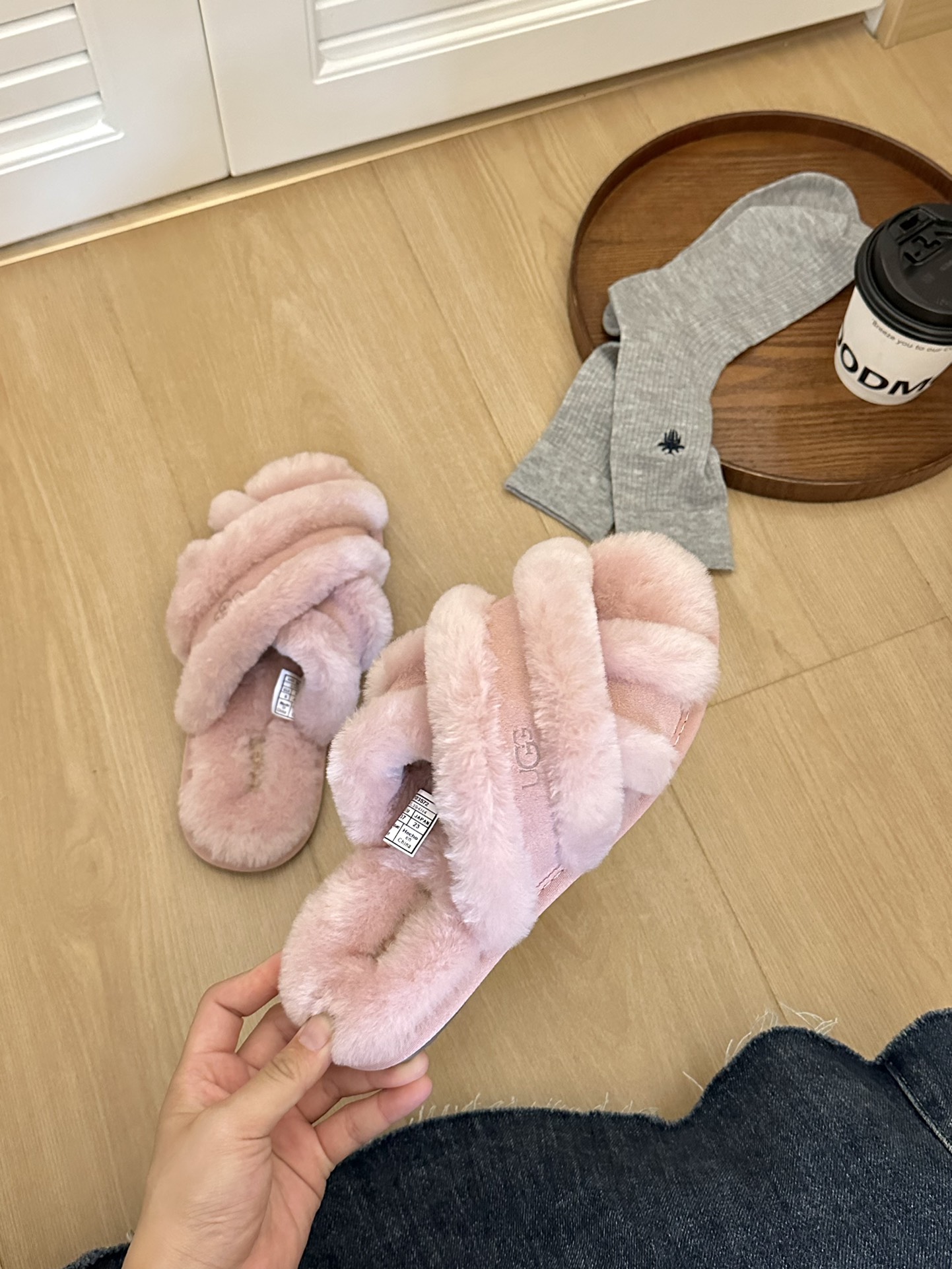 Uugg女士休闲露趾毛茸舒适居家凉拖鞋 
#交叉拖/羊毛拖
鞋面羊毛、鞋底组合EVA橡胶防滑大底
siz
