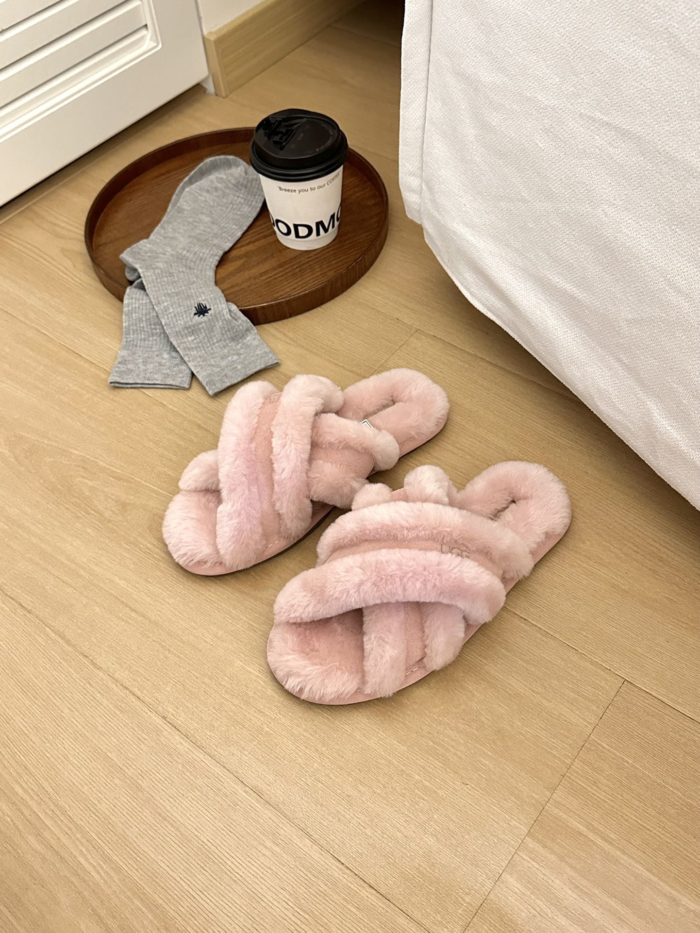 Uugg女士休闲露趾毛茸舒适居家凉拖鞋 
#交叉拖/羊毛拖
鞋面羊毛、鞋底组合EVA橡胶防滑大底
siz