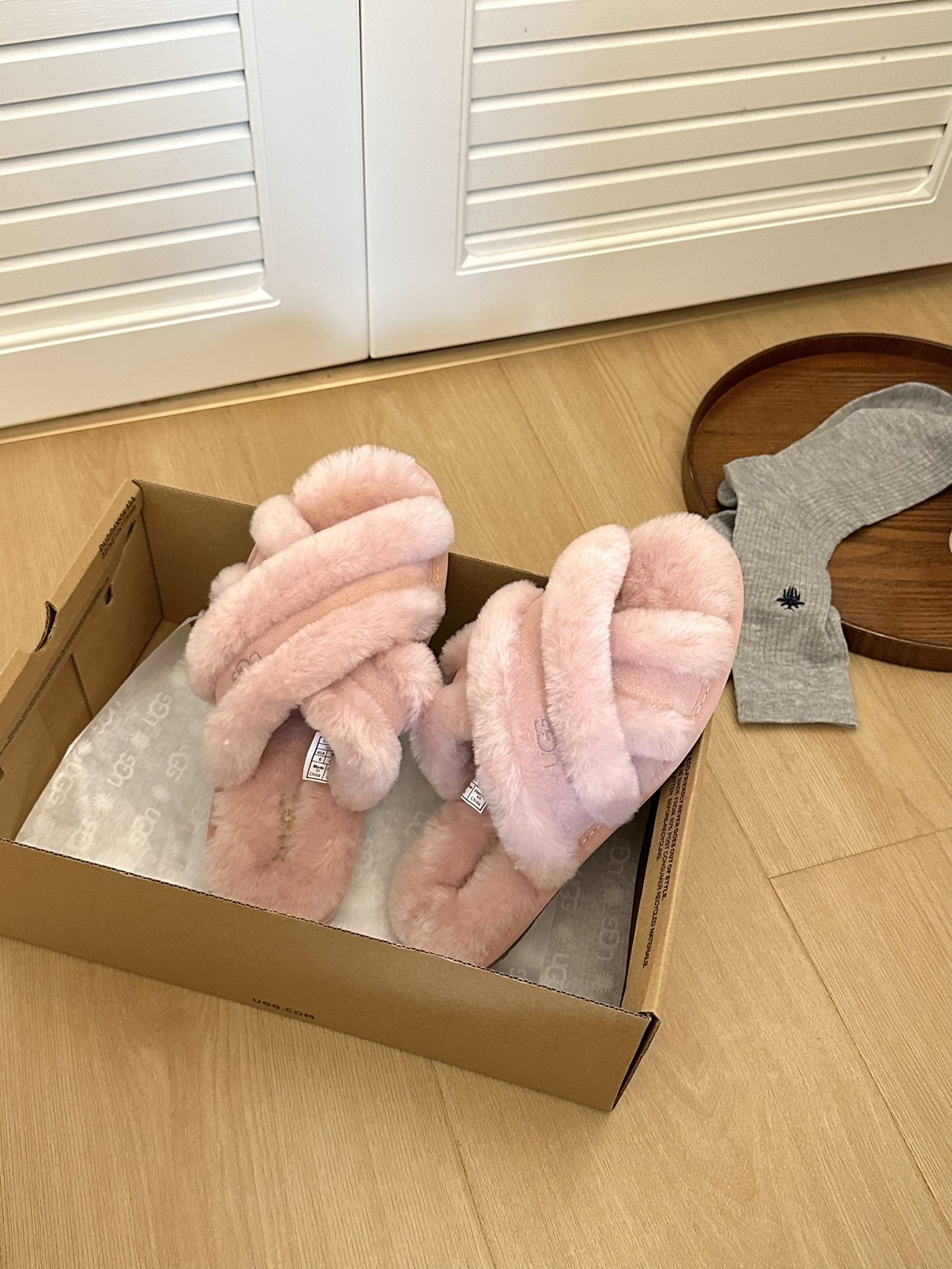 Uugg女士休闲露趾毛茸舒适居家凉拖鞋 
#交叉拖/羊毛拖
鞋面羊毛、鞋底组合EVA橡胶防滑大底
siz