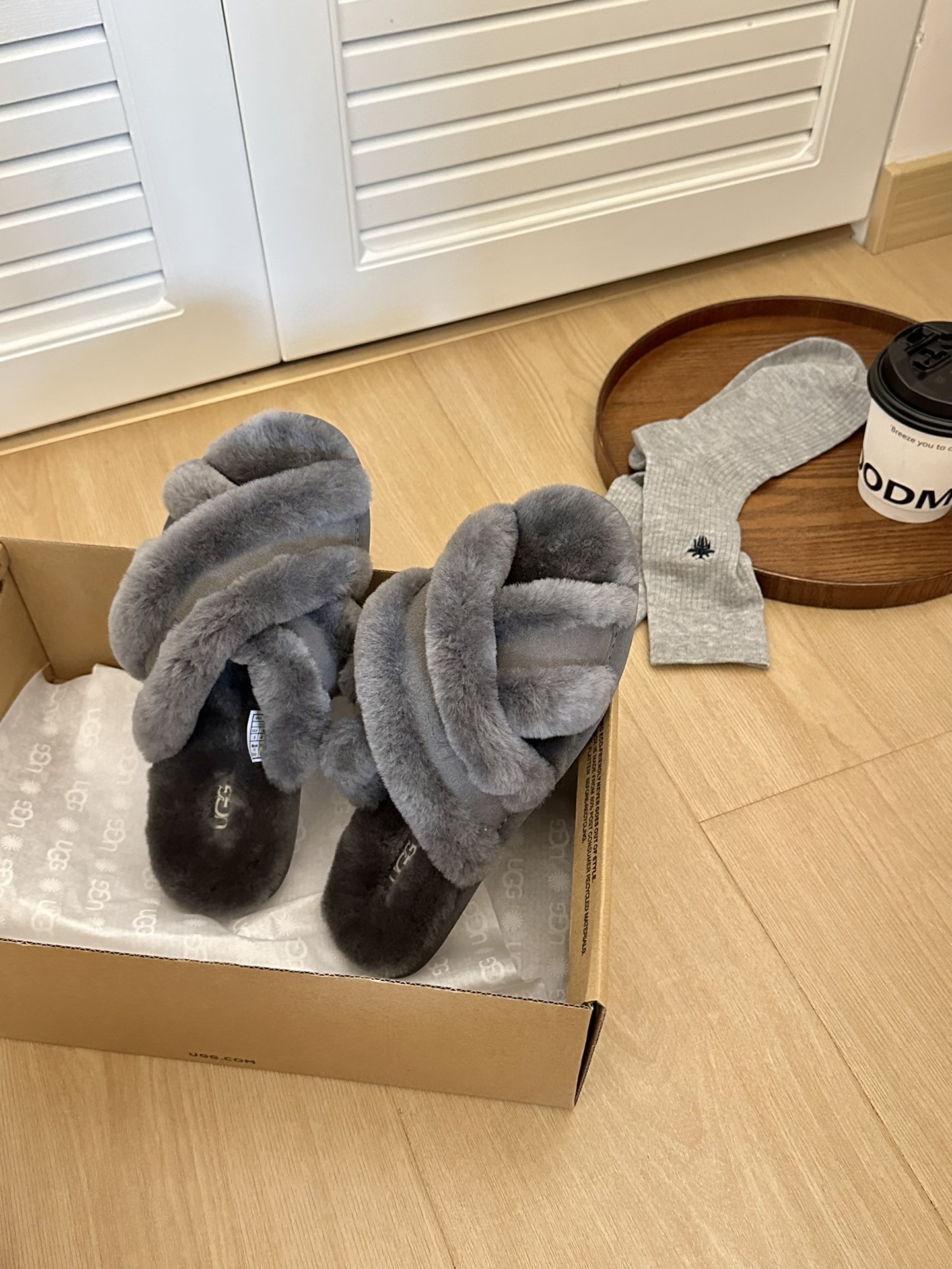 Uugg女士休闲露趾毛茸舒适居家凉拖鞋 
#交叉拖/羊毛拖
鞋面羊毛、鞋底组合EVA橡胶防滑大底
siz