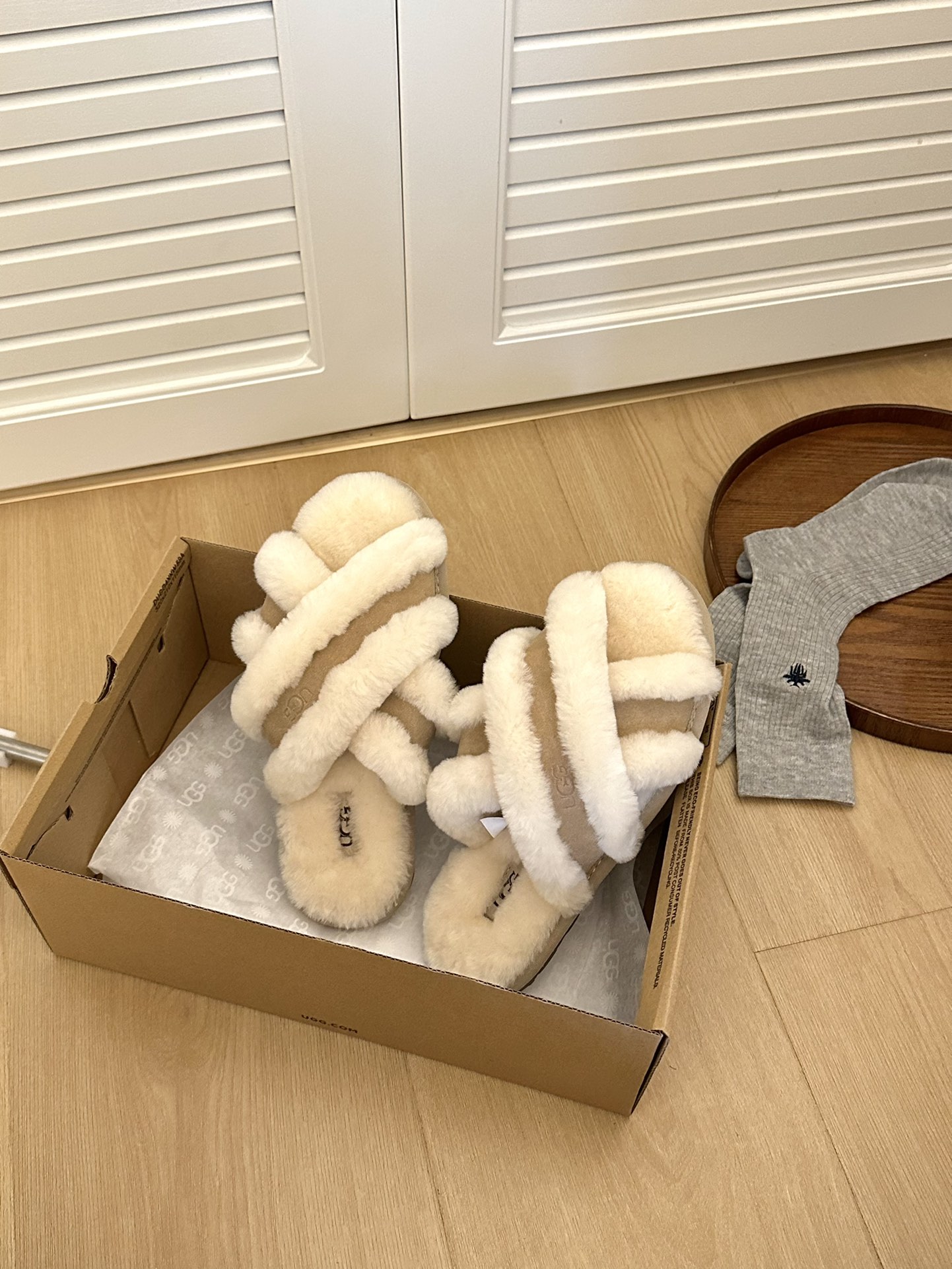 Uugg女士休闲露趾毛茸舒适居家凉拖鞋 
#交叉拖/羊毛拖
鞋面羊毛、鞋底组合EVA橡胶防滑大底
siz