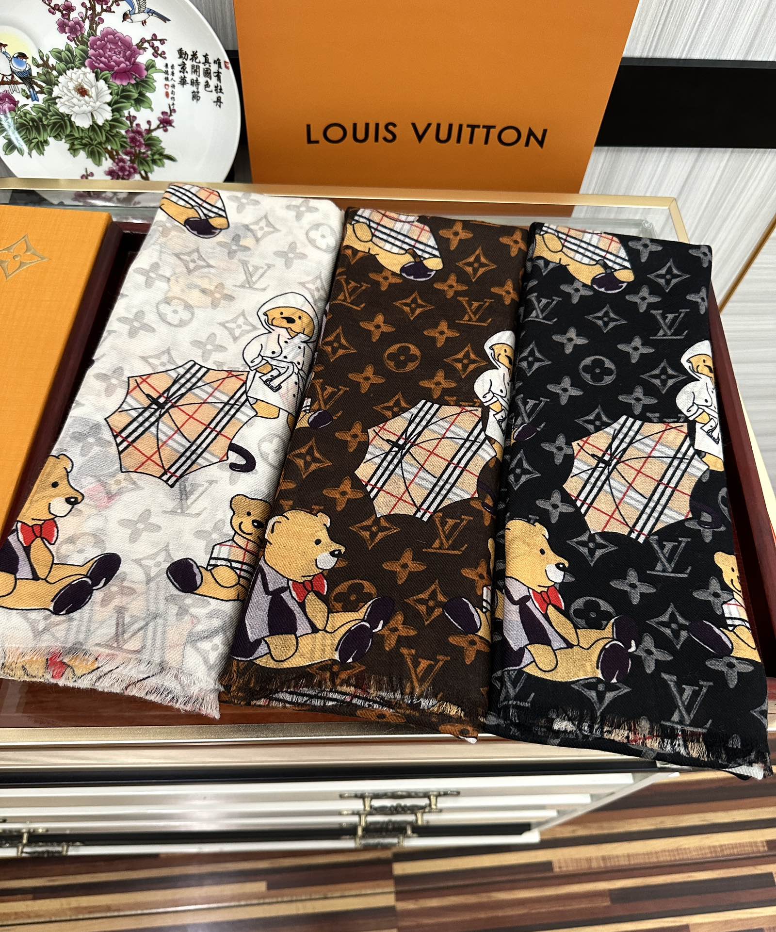 LV路易威登小熊欢乐园羊绒围巾