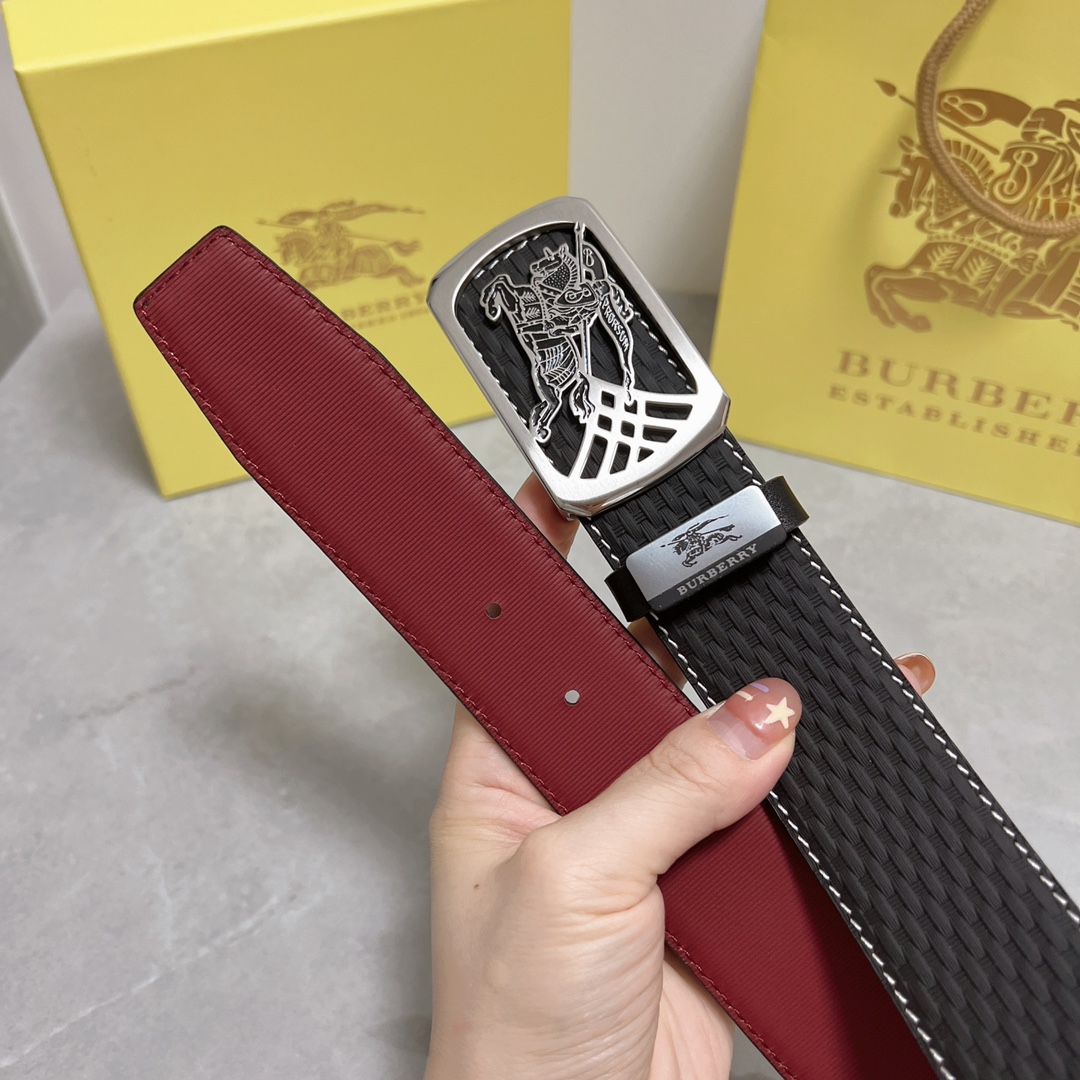 品名：巴宝莉💕原单  P220
材质：原单牛皮腰带 百分百头层牛皮腰带✨保证真皮，24K纯钢扣，专柜原单品质、做工精细，时尚大牌，送人自用首选
包装： 请认准如图专柜包装💕赠送打孔器💞手提袋💕专柜礼盒💍宽度3.8CM