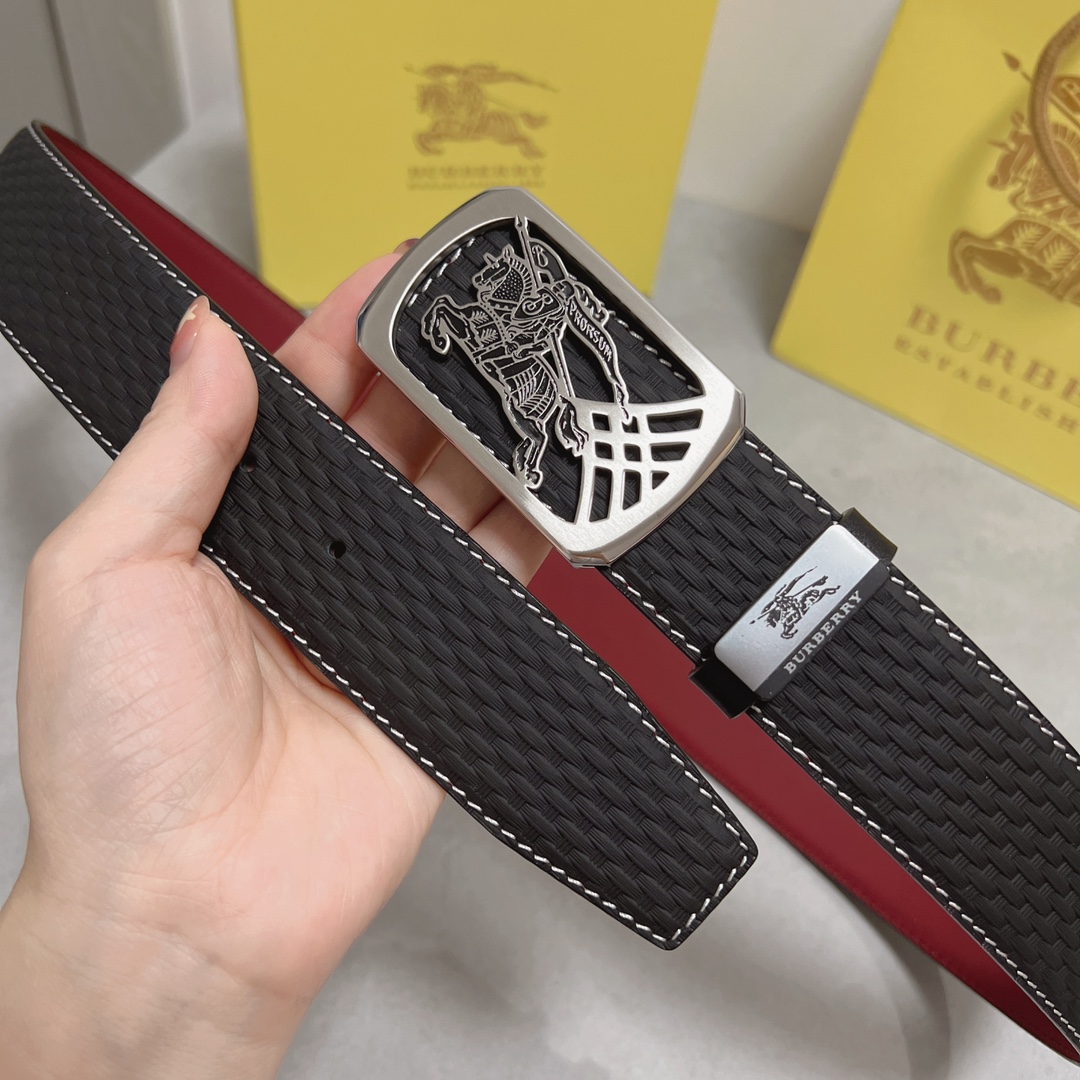 品名：巴宝莉💕原单  P220
材质：原单牛皮腰带 百分百头层牛皮腰带✨保证真皮，24K纯钢扣，专柜原单品质、做工精细，时尚大牌，送人自用首选
包装： 请认准如图专柜包装💕赠送打孔器💞手提袋💕专柜礼盒💍宽度3.8CM