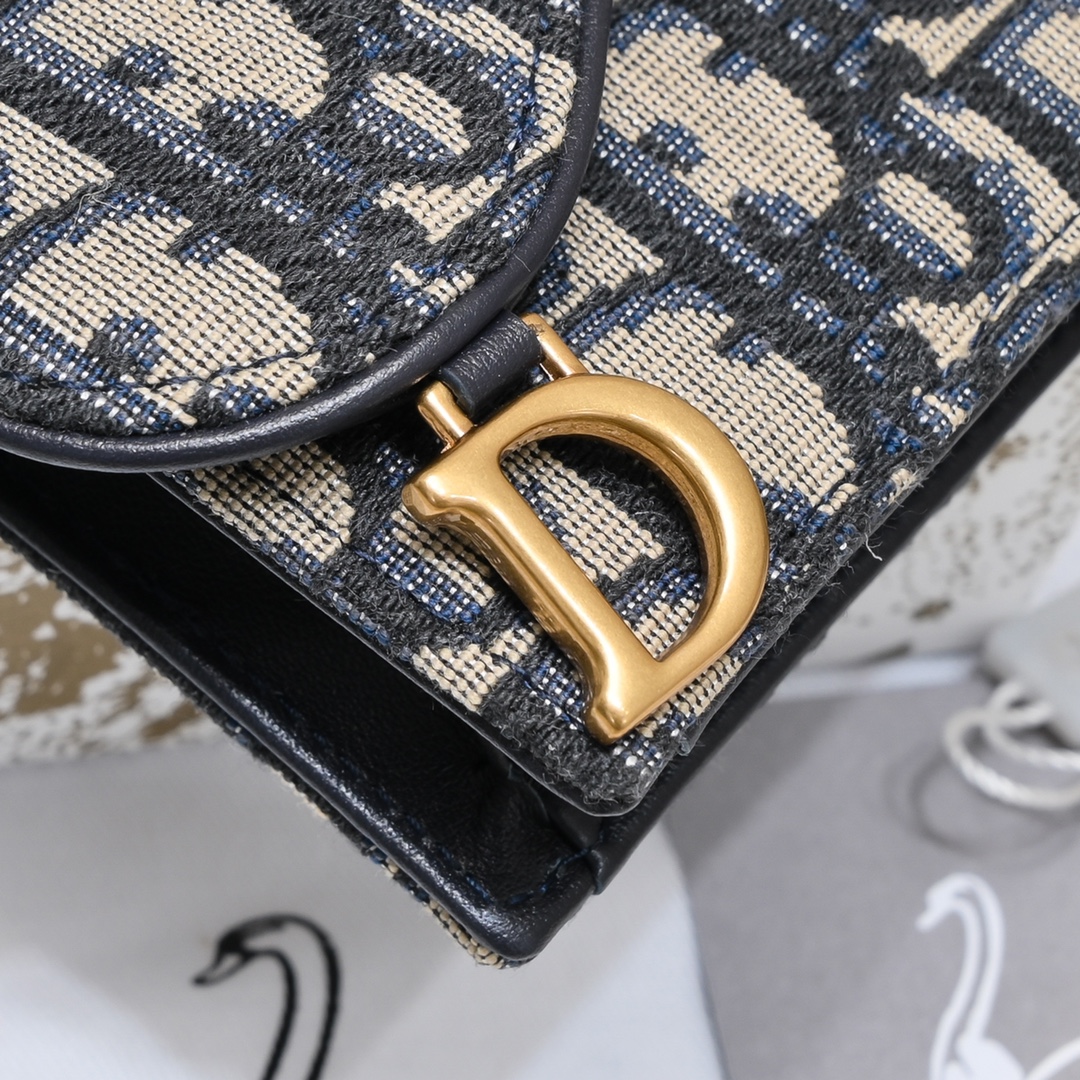 Dior ObliqueSaddle零钱包非常有辨识度的马鞍形状已经成为了D家的代表性元素外面的盖子是一个手枪造型标志性的字母D作装饰如今小包当道摆脱大钱包换上一个小巧 的卡包/零钱包就妥妥当当啦~