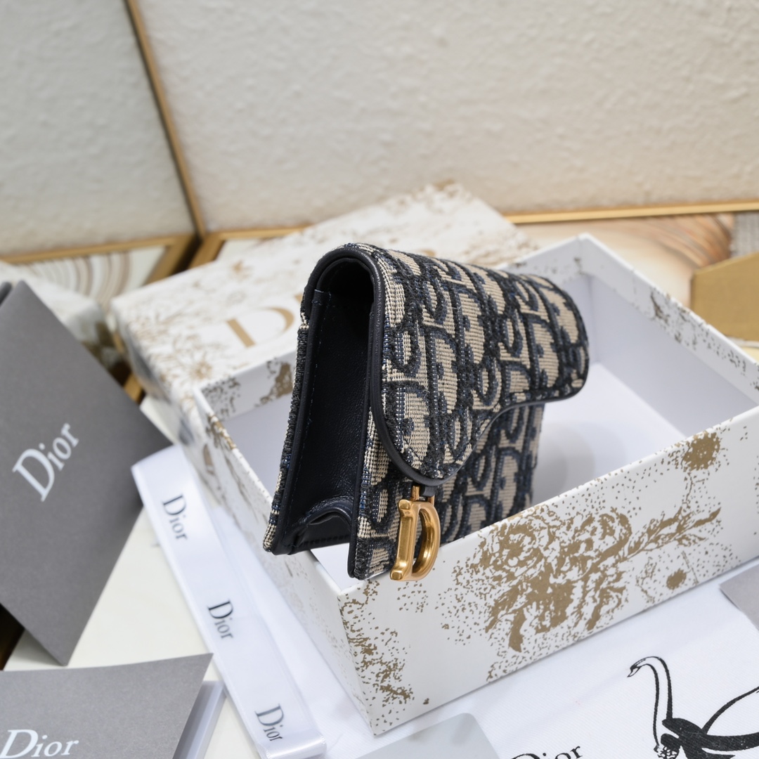 Dior ObliqueSaddle零钱包非常有辨识度的马鞍形状已经成为了D家的代表性元素外面的盖子是一个手枪造型标志性的字母D作装饰如今小包当道摆脱大钱包换上一个小巧 的卡包/零钱包就妥妥当当啦~
