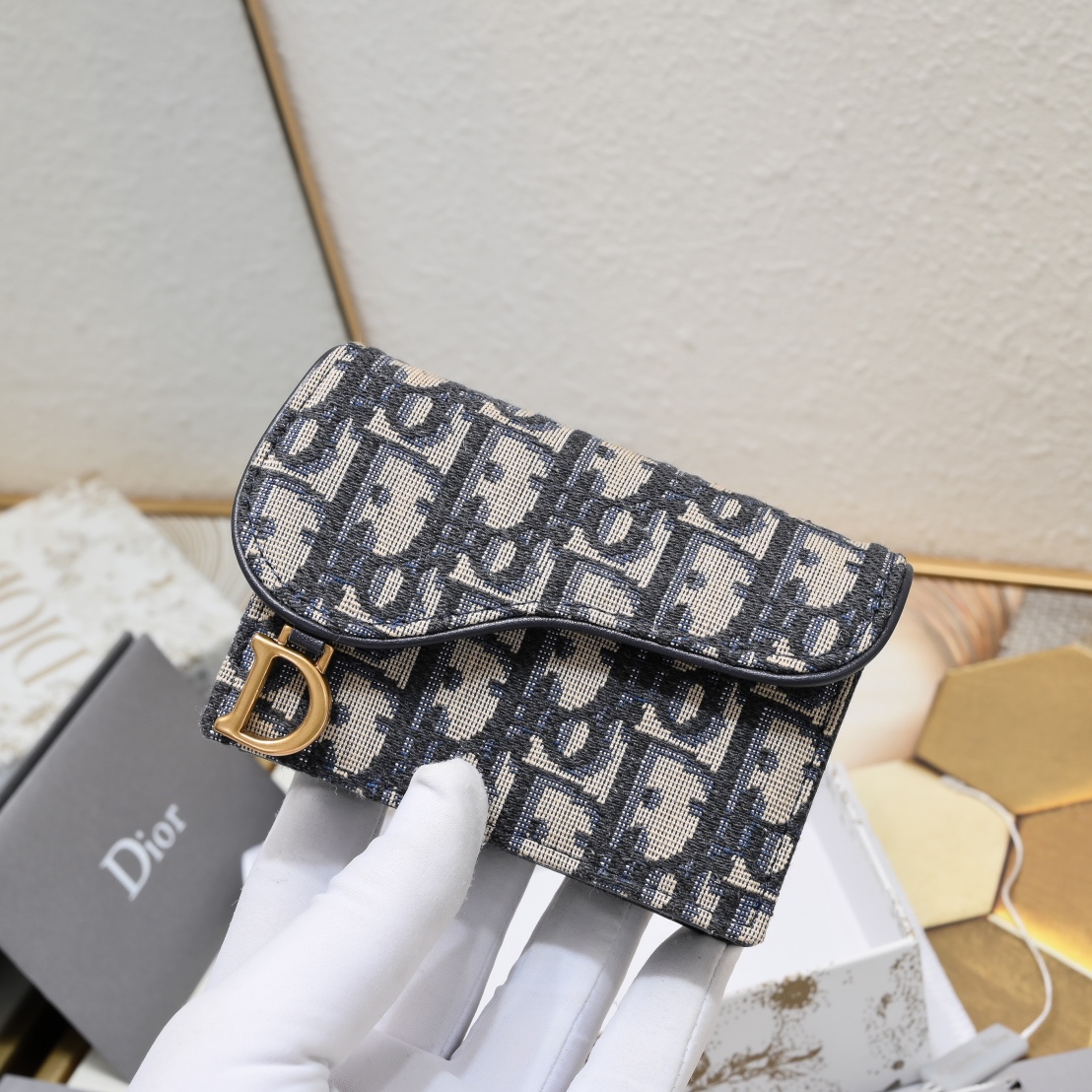 Dior ObliqueSaddle零钱包非常有辨识度的马鞍形状已经成为了D家的代表性元素外面的盖子是一个手枪造型标志性的字母D作装饰如今小包当道摆脱大钱包换上一个小巧 的卡包/零钱包就妥妥当当啦~