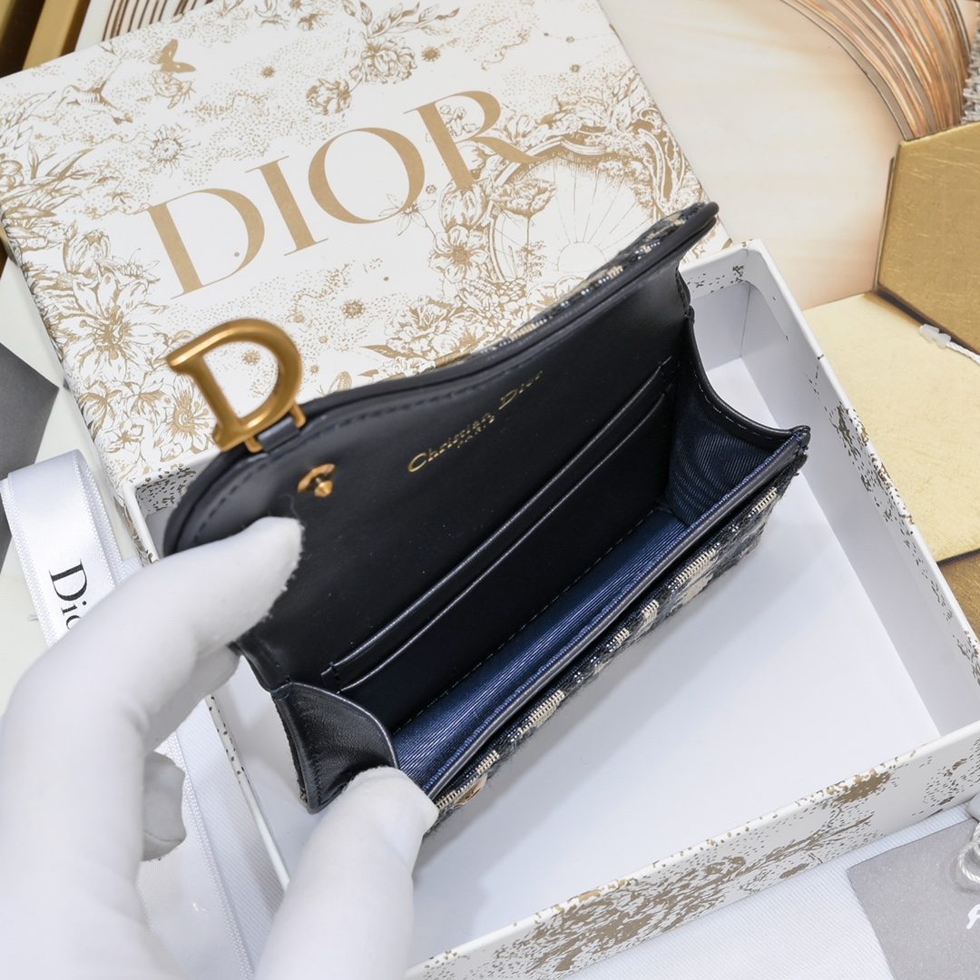 Dior ObliqueSaddle零钱包非常有辨识度的马鞍形状已经成为了D家的代表性元素外面的盖子是一个手枪造型标志性的字母D作装饰如今小包当道摆脱大钱包换上一个小巧 的卡包/零钱包就妥妥当当啦~