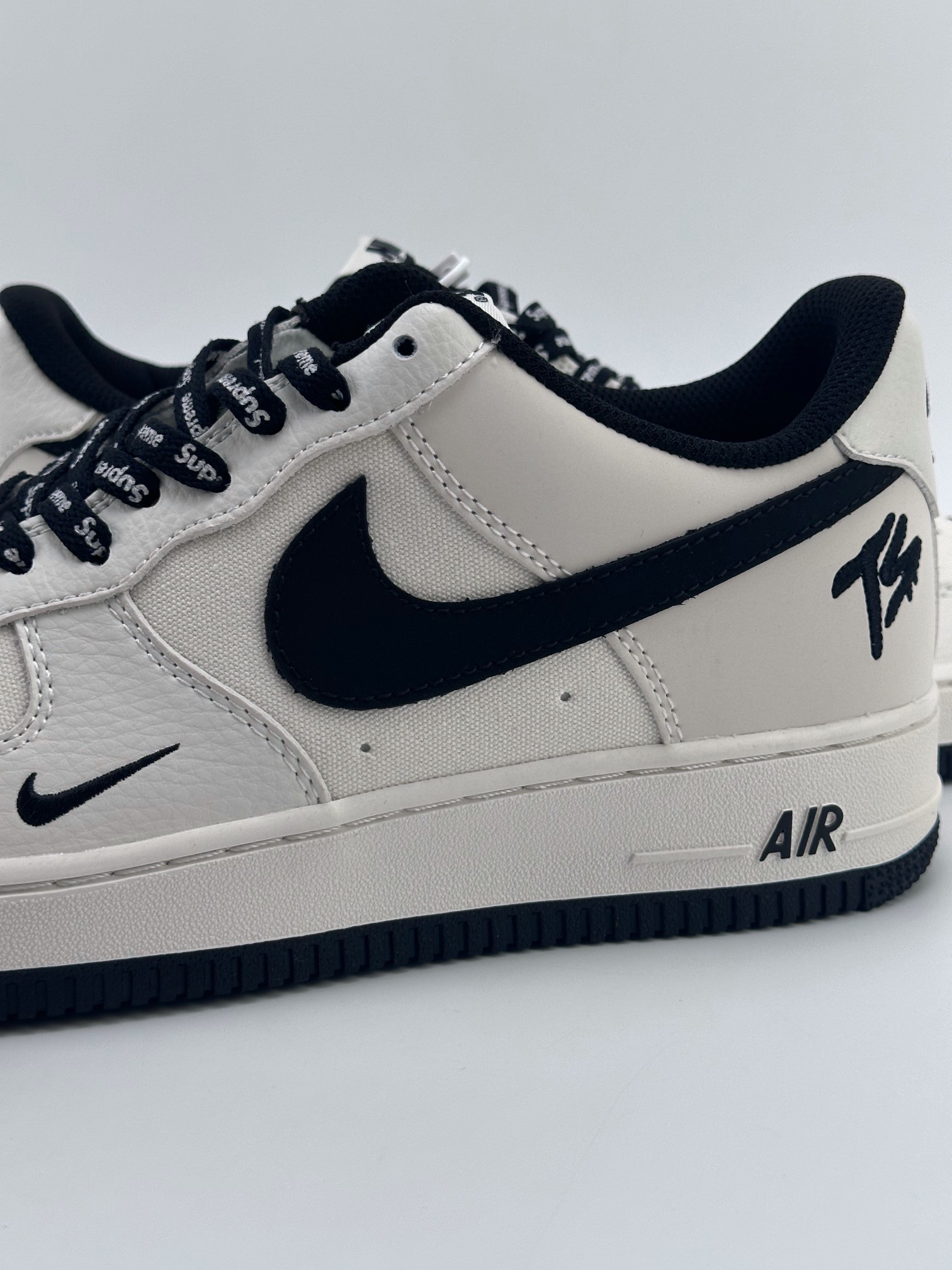 Nike Air Force 1 Low 07 TS x Supreme three-party joint white and black PF9055-754