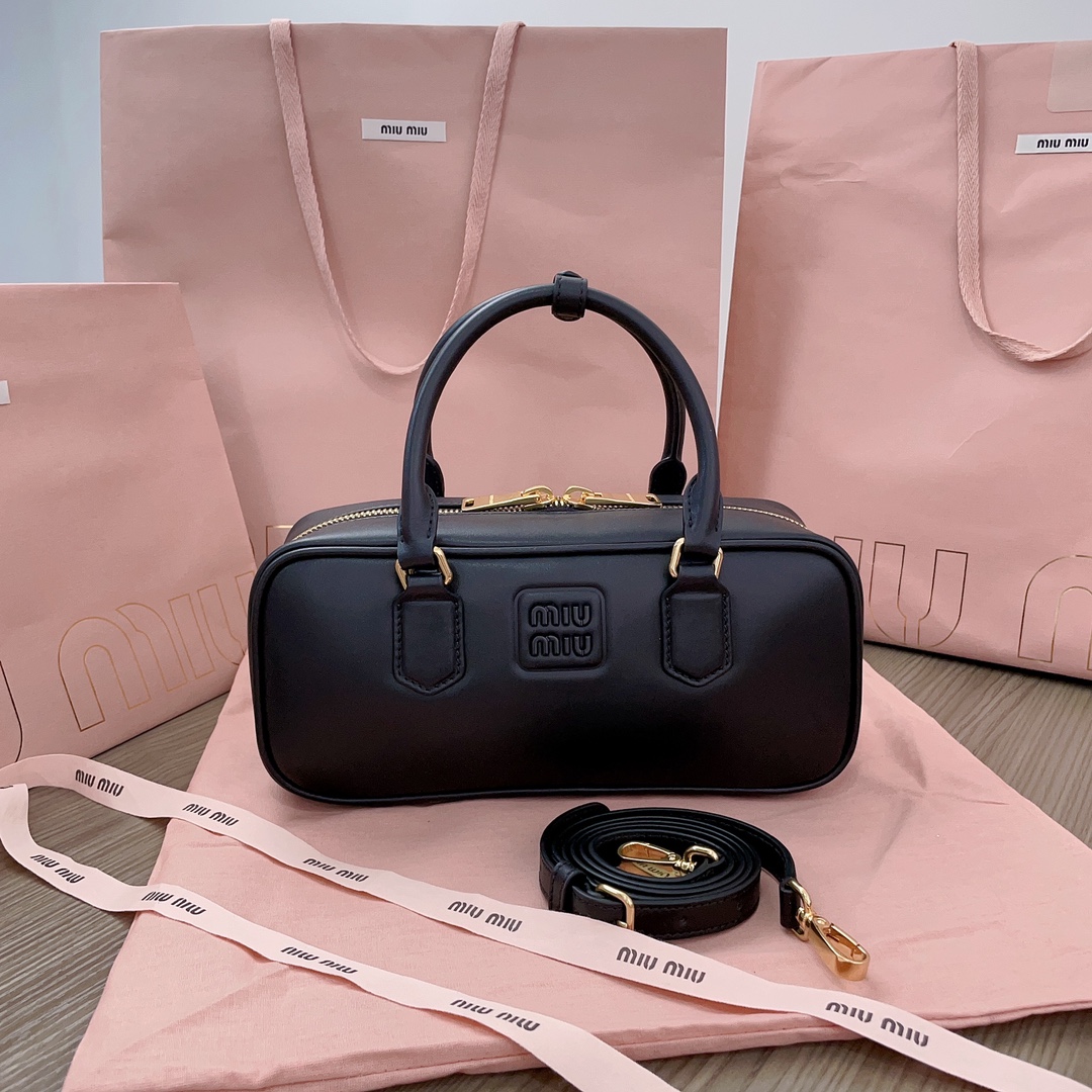 NO:198343,Genuine grade 5BB148, Miu's new bowling bag, official website main promotion, this year's absolute hot style, top imported calf leather, Miu's unique style Matelasse pattern, exquisite three-dimensional and stylish body, front engraving logo echoes the leather color, removable and adjustable leather long shoulder straps, cotton satin lining, zippered pocket, the same style of many celebrity internet celebrities, size 27X12X9Cm, with original packaging, MIUMIU, miumiu, cowhide19860909正品级 5BB148,Miu家新款保龄球包包,官网主推,今年绝对爆款式,顶级进口小牛皮,Miu家独具风格Matelasse图案,包身精致立体有型,正面刻字徽标与皮革颜色相呼应,可拆卸可调节皮革长肩带,棉质缎面衬里,配拉链式口袋,众多明星网红同款,尺寸27X12X9Cm,配原版包装,MIUMIU,miumiu,cowhide,Bag