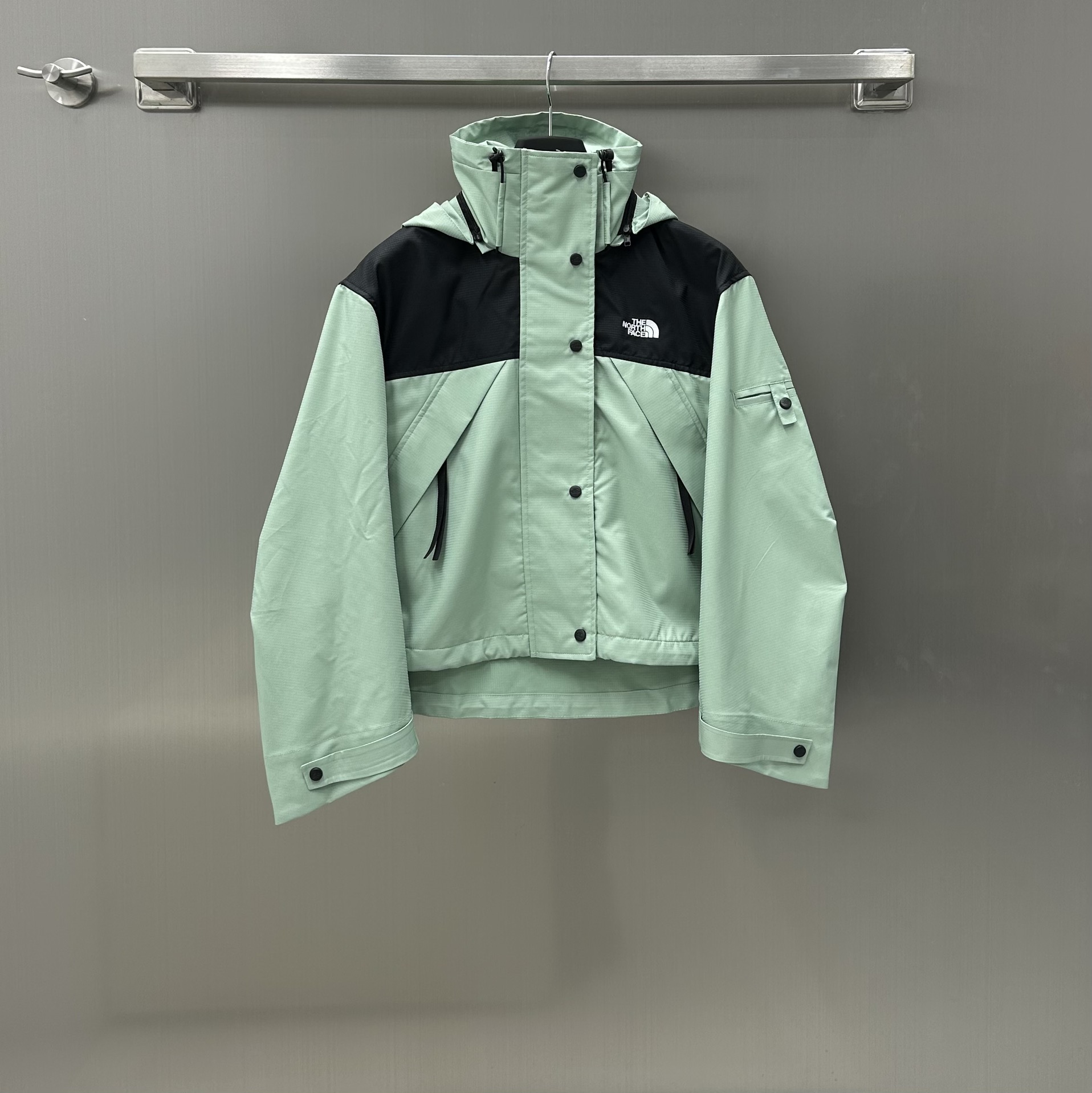 NO:696754,The Norte Face new products are on the shelves. Custom-made windproof and anti-fouling materials for jackets and jackets. The stand-up collar design is fashionable and does not look bloated. Stylish contrasting design concept as shown in the picture. The process is complex and cumbersome. The cuff buttons can adjust the size of the cuffs, making it fashionable and convenient. The embroidered letter decoration on the chest makes the ready-made clothes simple and not monotonous. Loose-fitting tailoring shows fashionable and genderless dressing. Both men and women can control it. Black is versatile and fashionable. White has gentle temperament. Pink has a unique charm.  Green is a whitening niche, khaki is classic and fashionable, you can get it in one piece for early autumn, fashionistas’ style, high version in 5 colors,,jackets & coats,jackets & coats,19860909The Norte Face 新品上架 冲锋衣夹克外套定制专属防风防污冲锋材质 立领设计时髦不显臃肿 时尚的撞色设计理念 如图所示 工艺复杂繁琐 袖口纽扣可调节袖口大小 让时髦也可以很方便 胸前刺绣字母装饰 让成衣简约不单调 宽松的版型剪裁 展示时髦无性别穿搭 男女均可驾驭 黑色百搭时尚 白色温柔气质 粉色独特魅力 绿色显白小众 卡其经典时髦 早秋一件搞定 时尚达人穿搭风格 高版本5色,,jackets & coats,jackets & coats,,Women's clothing