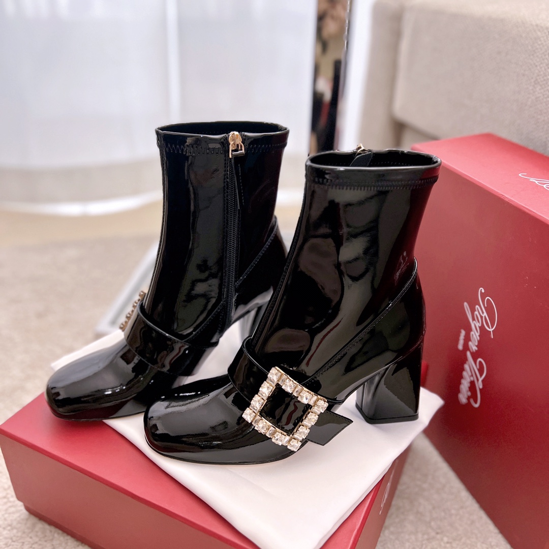 Roger Vivier Viv' Podium 粗跟短靴 Viv' Choc饰扣 梯形跟 圆版羊绒/皱牛皮 气场全开