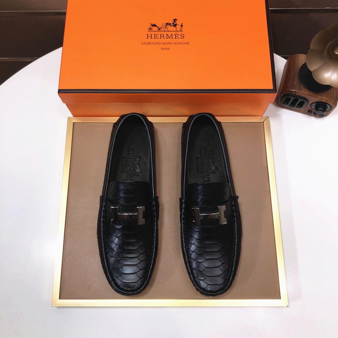 NO:832615,[HERMES] (water-dyed cowhide lining) new model is on the market, available on the official website. The new beanie shoes are processed into single-color materials. The uppers are made of imported cowhide material. The shoe body is wrapped with mark thread and the original imported cowhide lining. The elegant shoe shape is super suitable for all-matching. The size is 38-44.,,hermes,hermes,cowhide19860909【爱马仕 HERMES】（水染牛皮内里）新款上市,官网有售,新款豆豆鞋,经过加工成为獨色材料,鞋面采用进口牛皮材料. 鞋身以马克线整体包边 ,进口原版牛皮内里,秀气的鞋型 超级适合百搭, 码数38-44.,,hermes,hermes,cowhide,Men's shoes