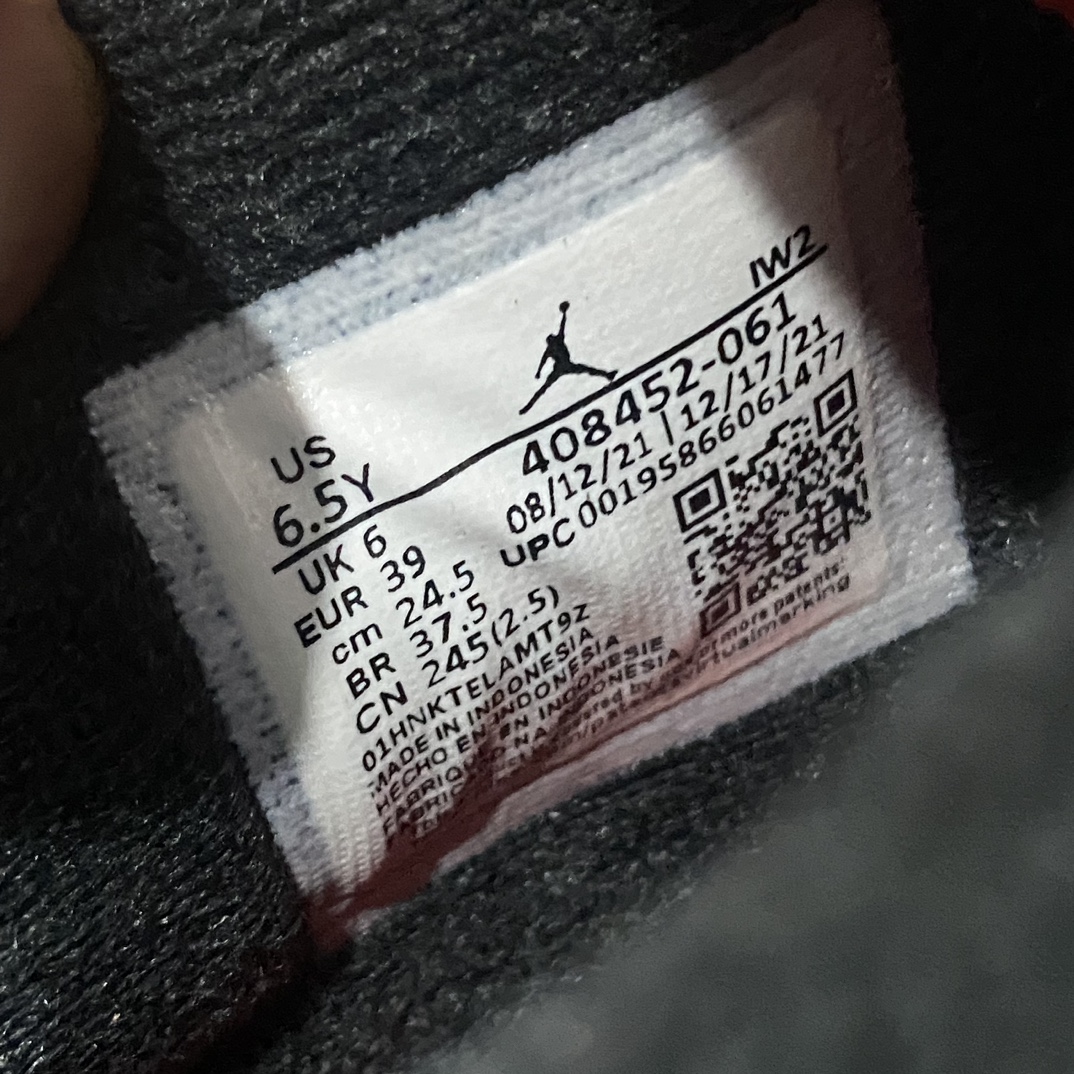 图片[6]-【莞产裁片】Air Jordan AJ4红外线 黑灰红 GS女鞋 408452-061nn注意男女鞋有许多差异 货号也不一样n此版本也有男鞋 男鞋和女鞋版型不一样n此版正宗女码开发 鞋垫中底细节也全部同步zpn注意男女码扣子不一样，男码红扣子孔有三列，女码两列，男码鞋舌织唛标是大标，女码鞋舌是小标，同步原版，区别市场把男码缩小做的版本，女码全市场仅此一家正确版  尺码：36-40（女码）n40.5-48.5（男码）n-莆田鞋批发中心