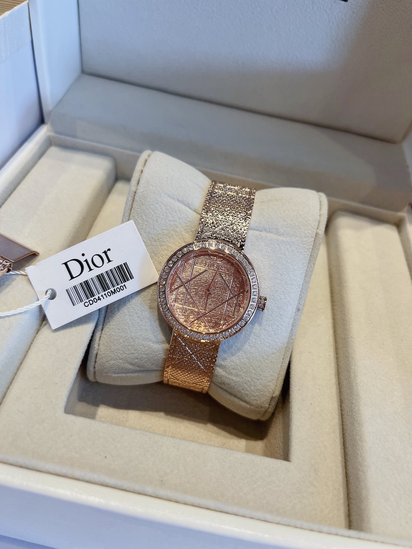 💰290迪奥LA D MY DIOR CD04111X1248/CD04115X1251系列腕表。优美的弧线设计，搭配两枚利落指针、便以其极简之风，成为迪奥的标志性作品之一。携经典藤格纹图案，将品牌故事娓娓道来。“如丝缎般柔软，细诉时间流转。” 如缎带般的表链之上，手工雕刻的几何线条互相交错，织经典藤格纹图案，铺陈于全新腕表如缎带般的表链之上，亦延伸至表盘之中，巧妙营造各异图案与浮雕效果；表壳镶嵌钻石，或精巧演绎丝缎纹理，展现制表大师的匠心与创意。以凝练设计优雅点缀腕间，携经典新译之作，传递融蕴传统与创新的摩登之美，展现品牌制表工匠大师的卓越成就。