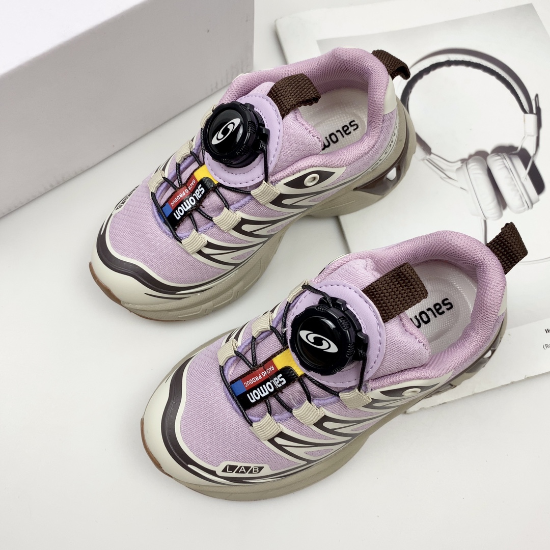 💝萨络蒙XT-6系列旋转纽扣童鞋!💖💲 🚘纯原萨络蒙 XT-6系列旋转纽扣网红款儿童休闲越野运动机能跑步鞋🛵 🍎SALOMON欧洲站最清爽走秀款厚底老爹鞋户外徒步鞋男女童百搭跑步鞋童鞋🔥 💘官网潮牌韩版最新款减震防滑耐磨底透气休闲经典四季款潮鞋清新风童鞋🎈 🍒颜色:黑色, 白色,紫粉色 尺码:26-37码-选品中心