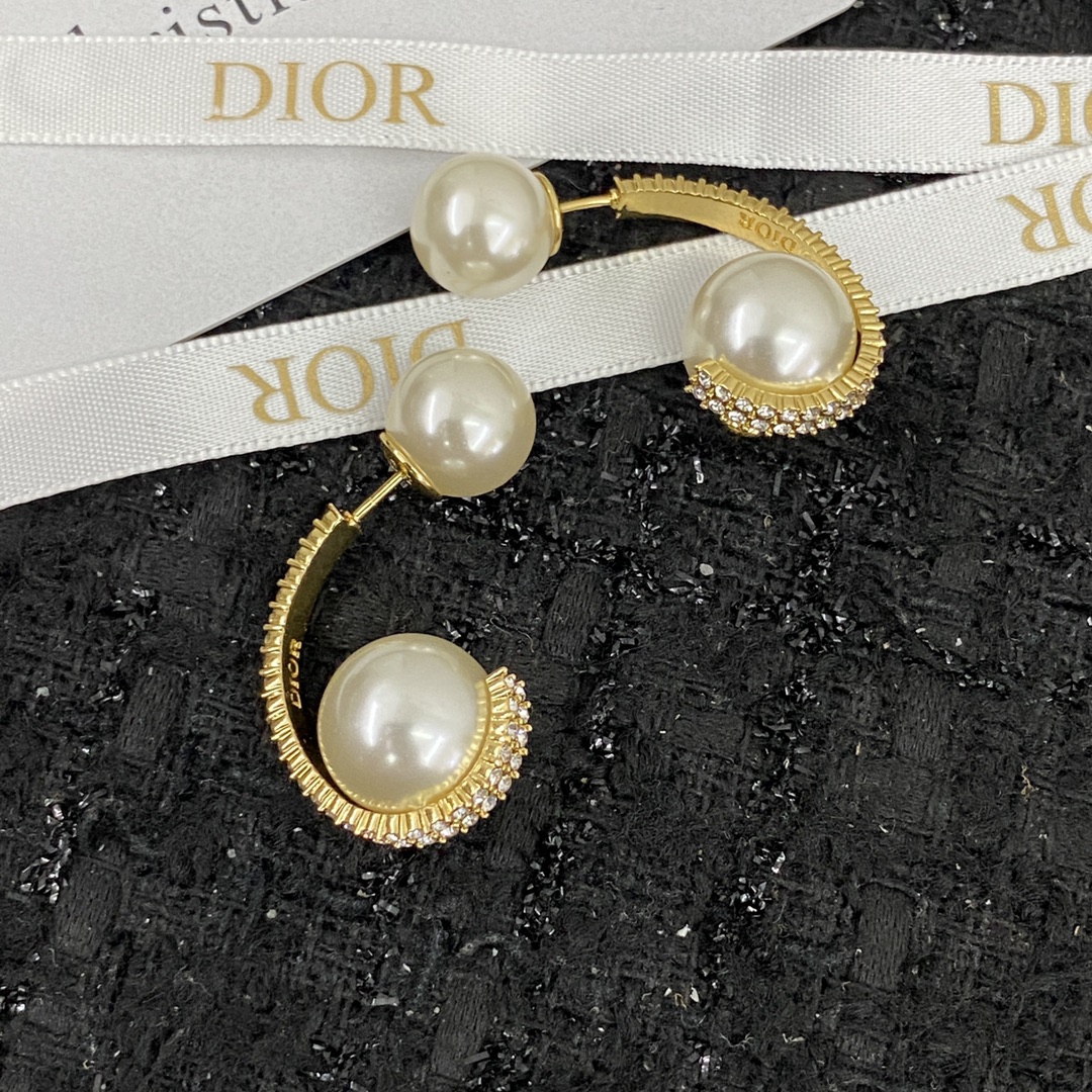 💰110
编码E1755
🛍迪家耳钉热销款火爆上新❣
🛍同步专柜‼️独家高端品质实拍图‼️代购级别‼️做工精致细腻👍重工版本😎超级仙女唯美的一款🧐做工超级细心无漏洞🤩媲美zp🌟买到就是赚到❤️