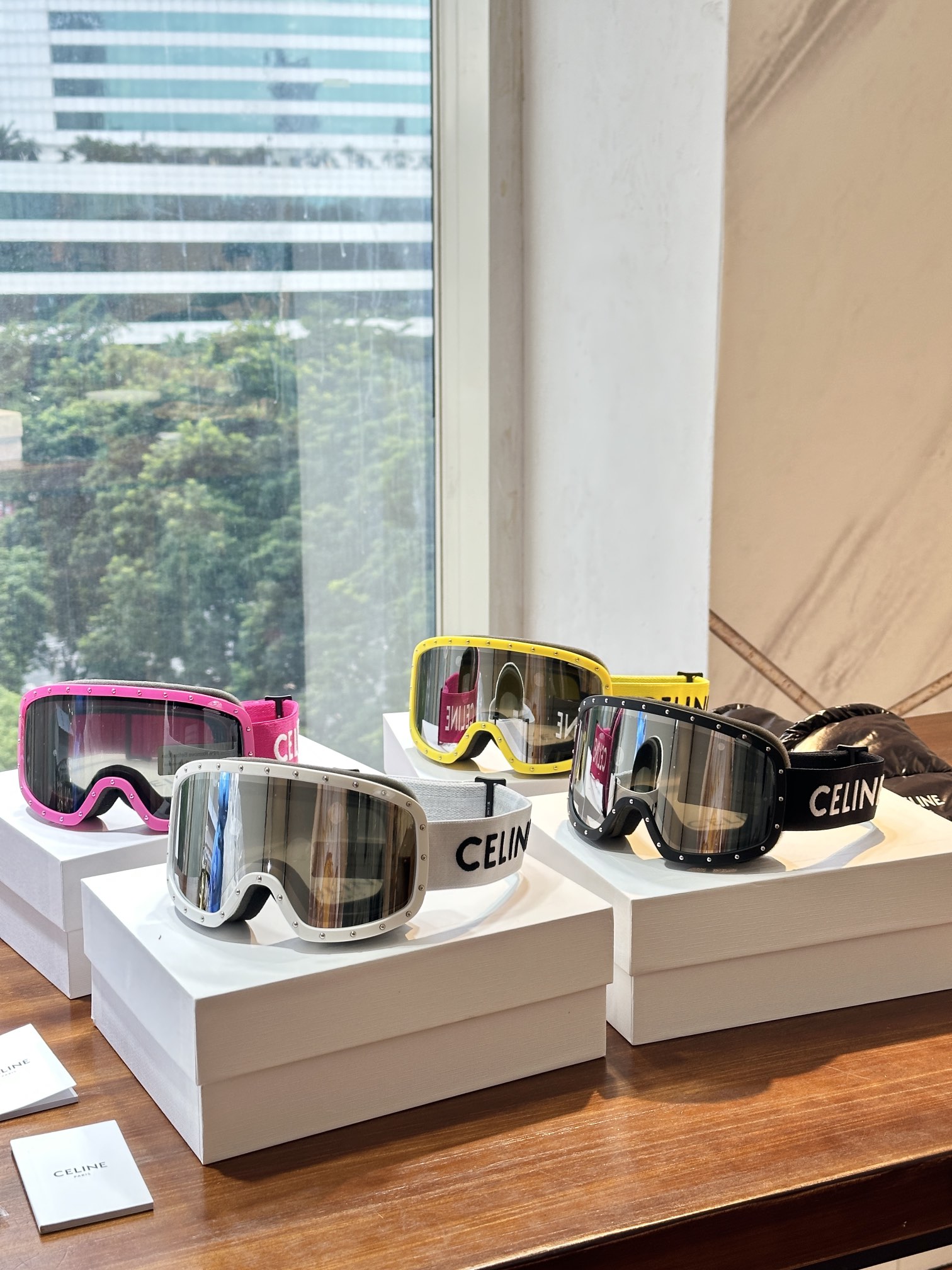 Engineered with premium materials, CELINE ski goggles balance technical - Comprehensive 6