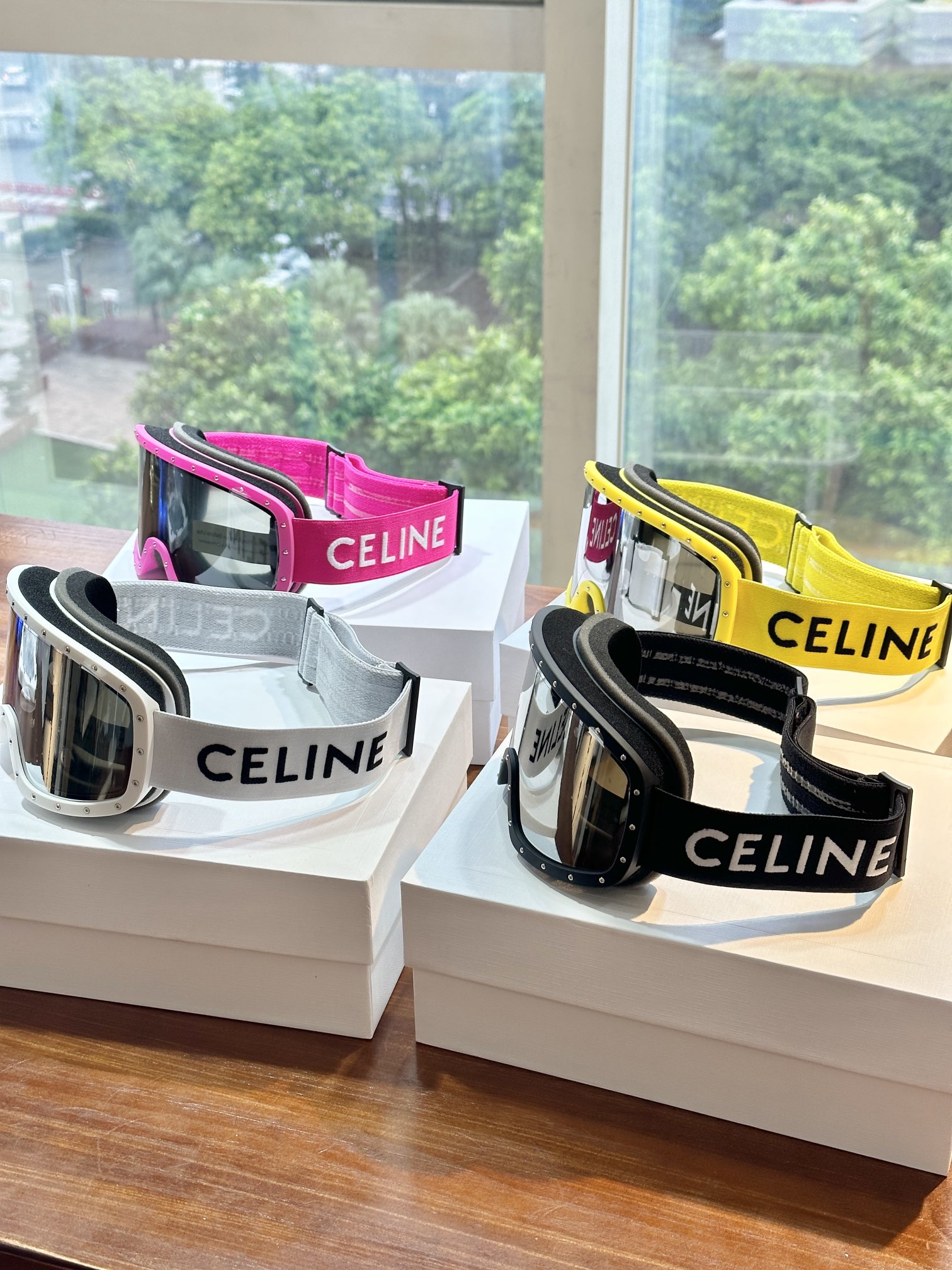 Engineered with premium materials, CELINE ski goggles balance technical - Comprehensive 5